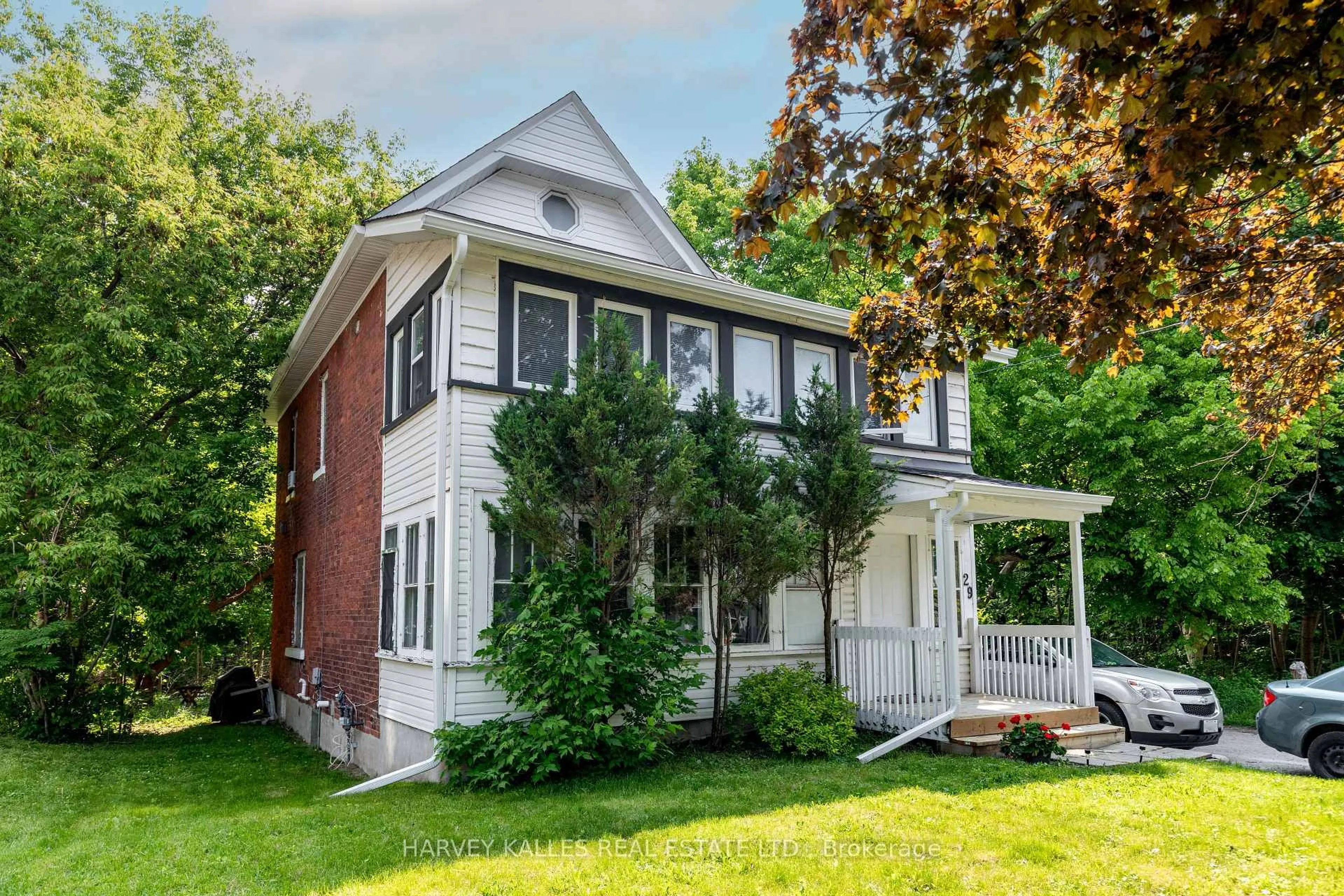 Home with vinyl exterior material, street for 29 Peel St, Barrie Ontario L4M 3K9