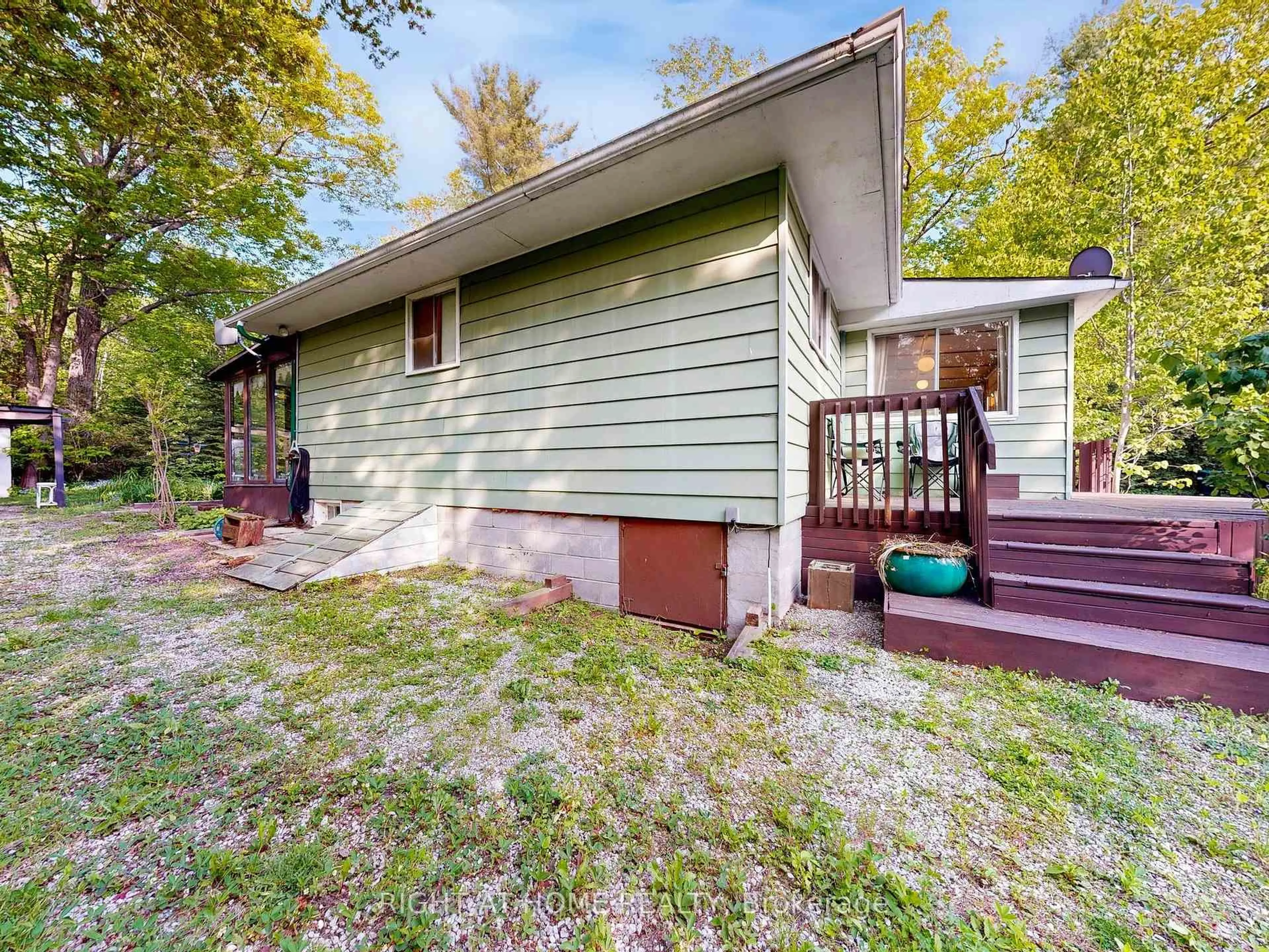Home with vinyl exterior material, street for 39 Rue  Jules  Leger St, Tiny Ontario L9M 0J2