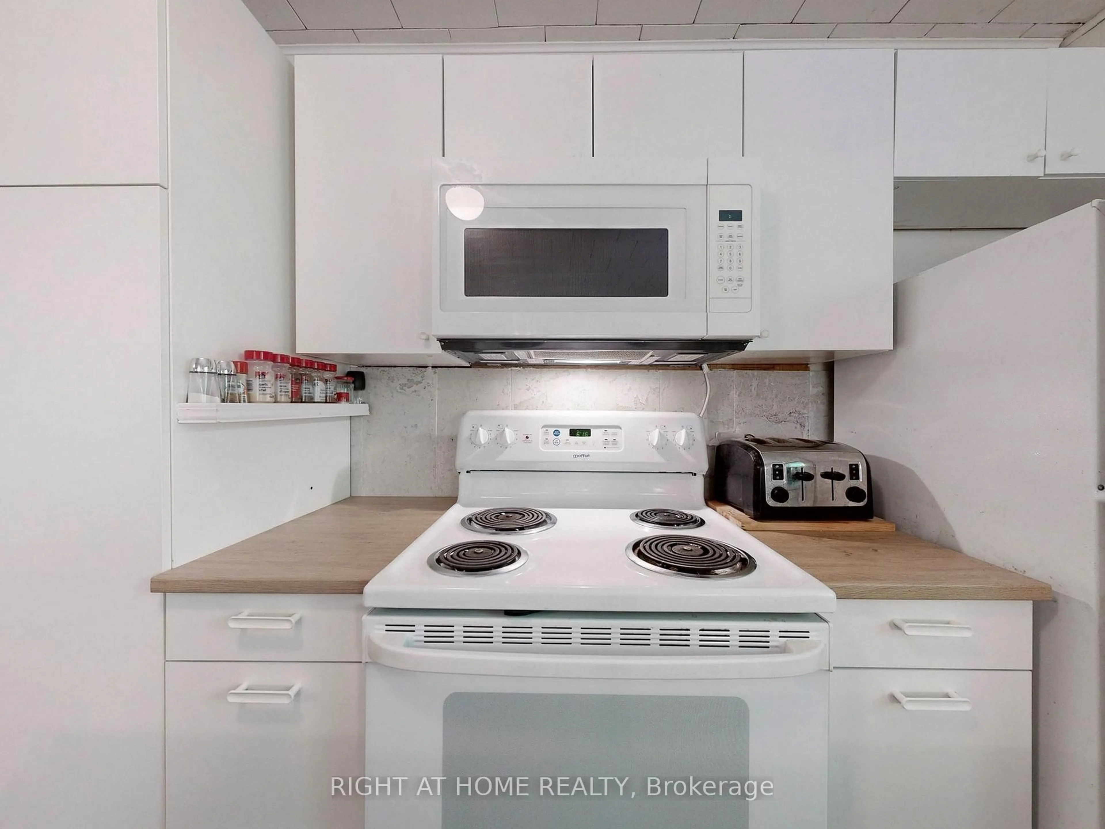 Standard kitchen, unknown for 39 Rue  Jules  Leger St, Tiny Ontario L9M 0J2