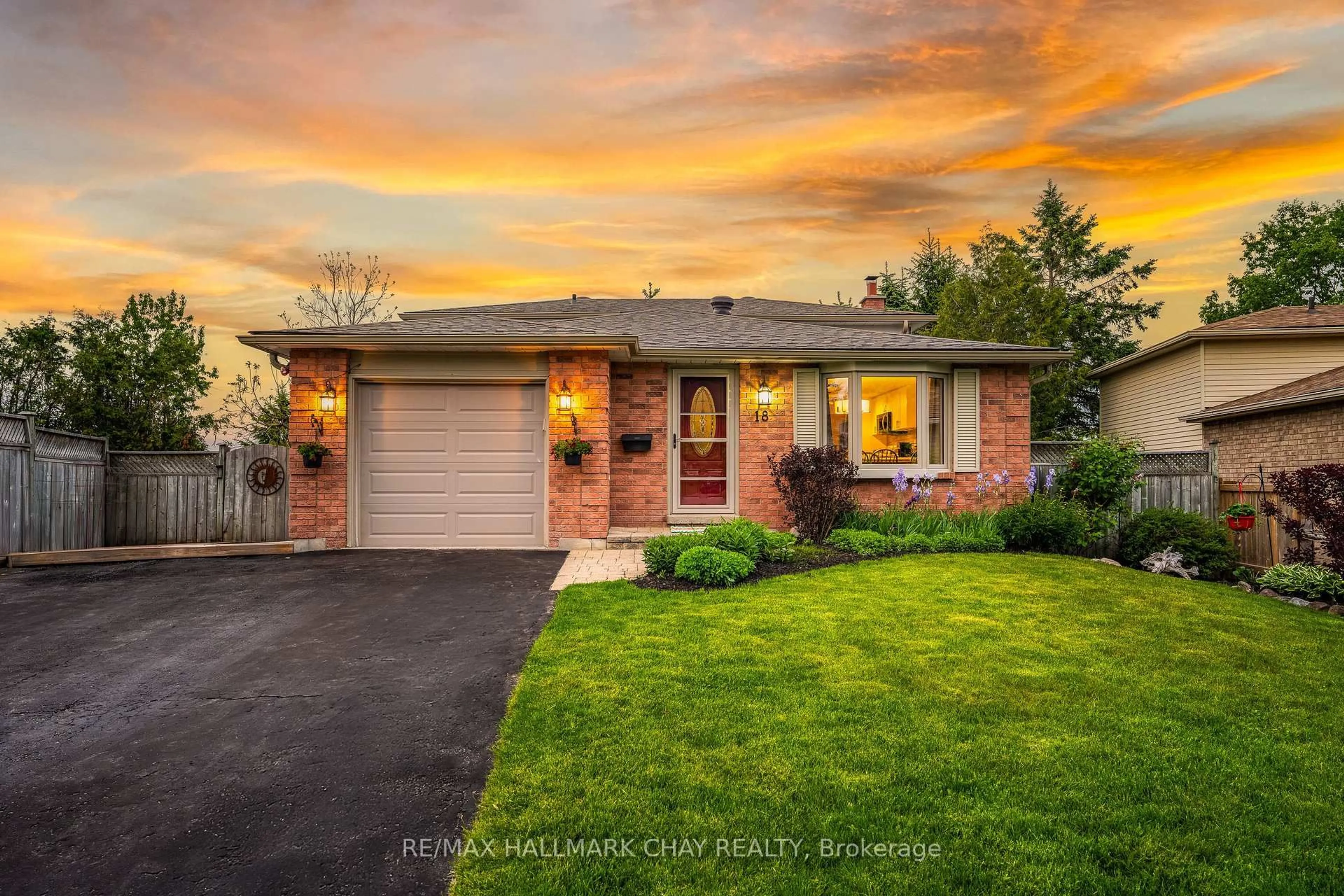 Home with brick exterior material, street for 18 Riverwood Crt, Barrie Ontario L4N 5Y5