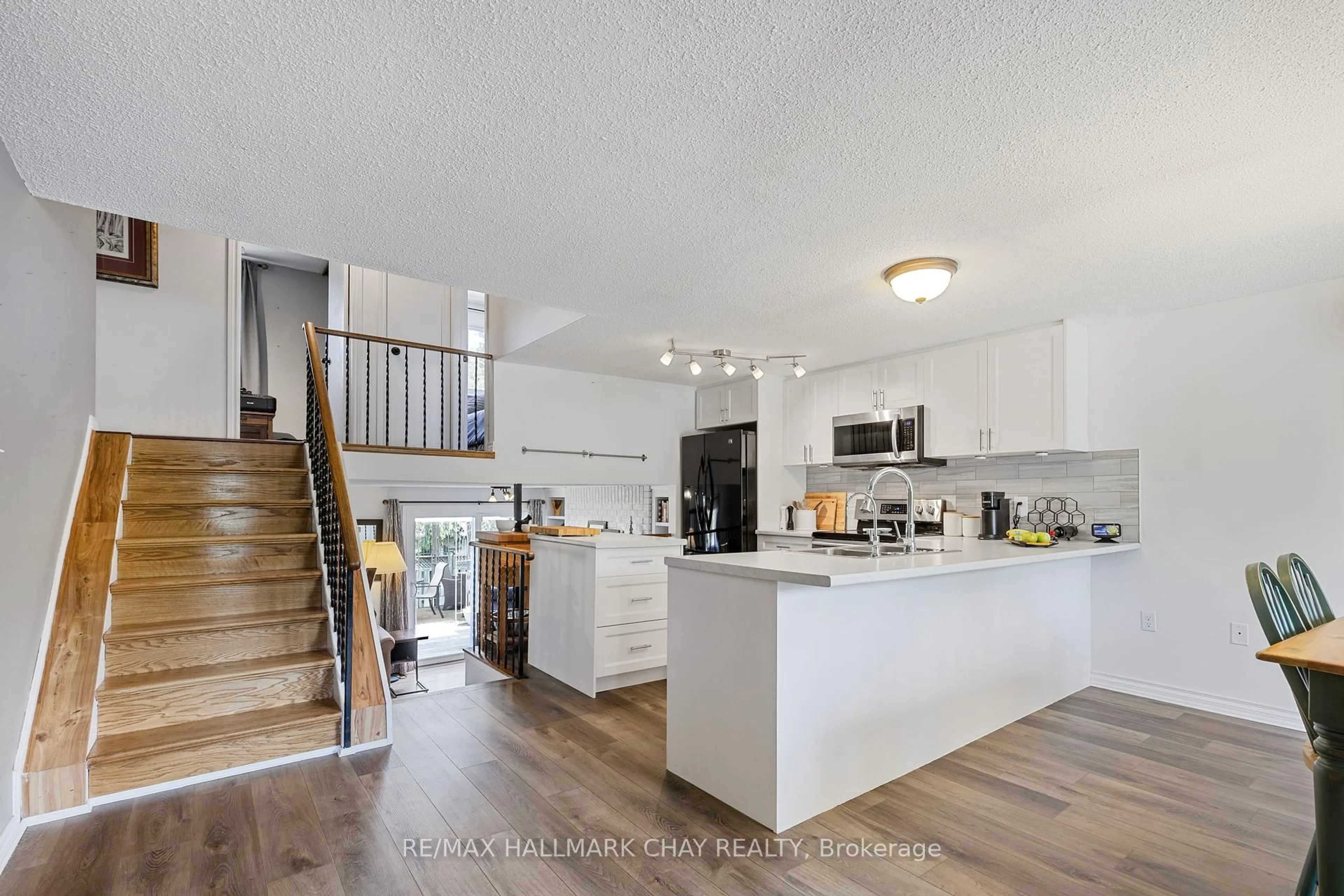 Open concept kitchen, unknown for 18 Riverwood Crt, Barrie Ontario L4N 5Y5