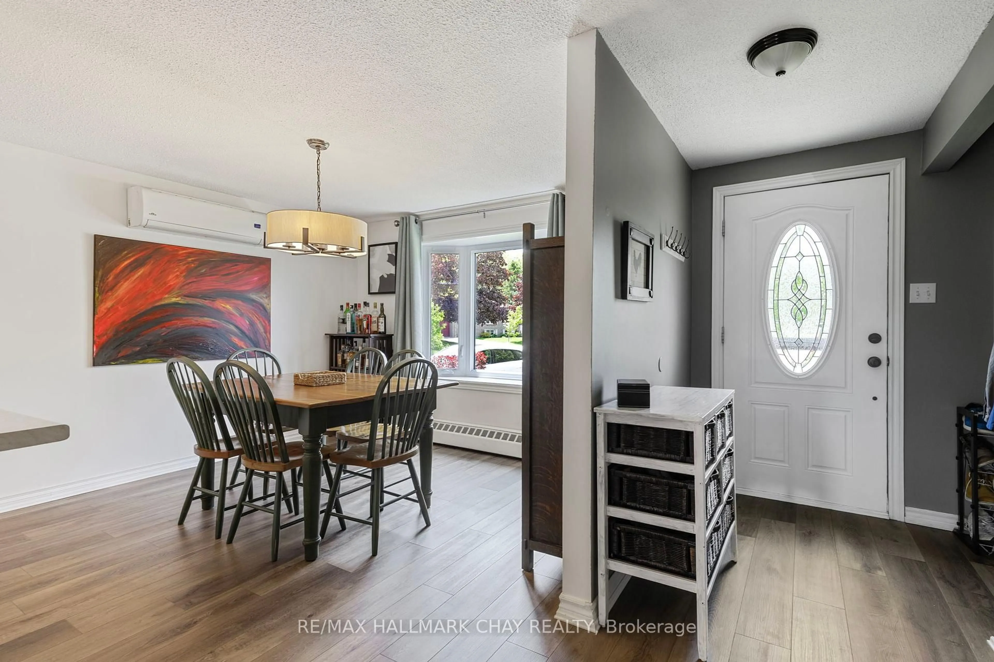 Dining room, unknown for 18 Riverwood Crt, Barrie Ontario L4N 5Y5