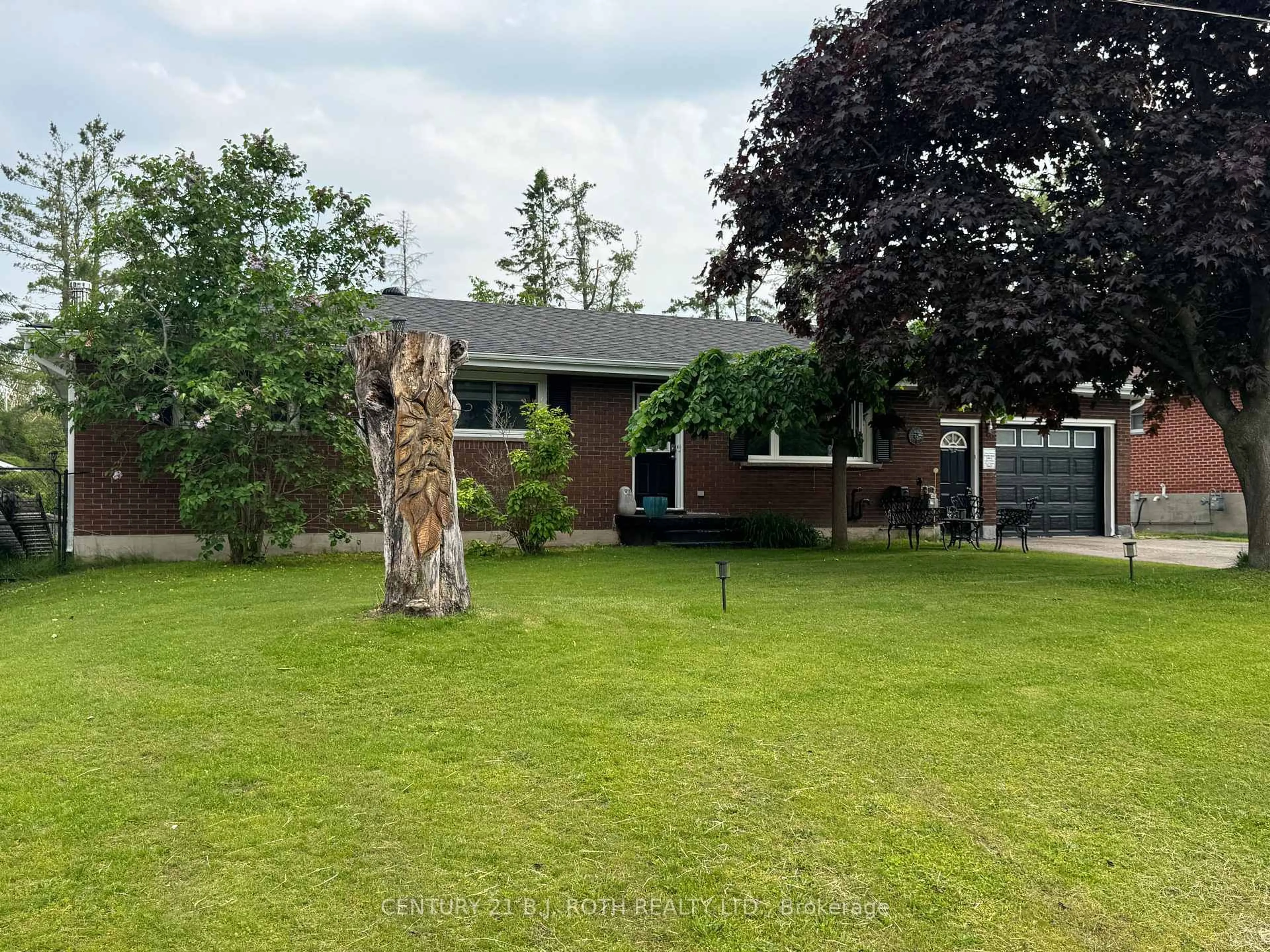 A pic from outside/outdoor area/front of a property/back of a property/a pic from drone, street for 96 Jamieson Cres, Oro-Medonte Ontario L3V 0H8