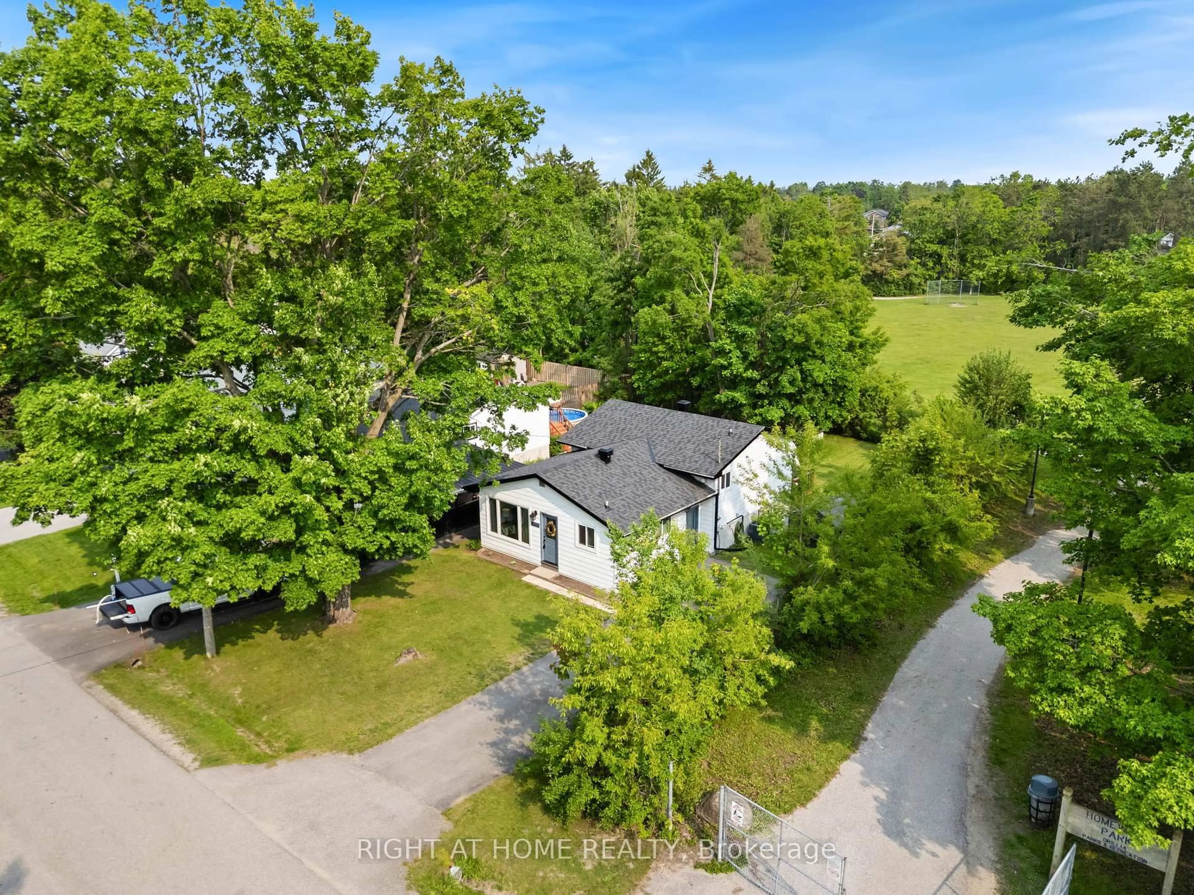 A pic from outside/outdoor area/front of a property/back of a property/a pic from drone, street for 395 Homewood Ave, Orillia Ontario L3V 3K9