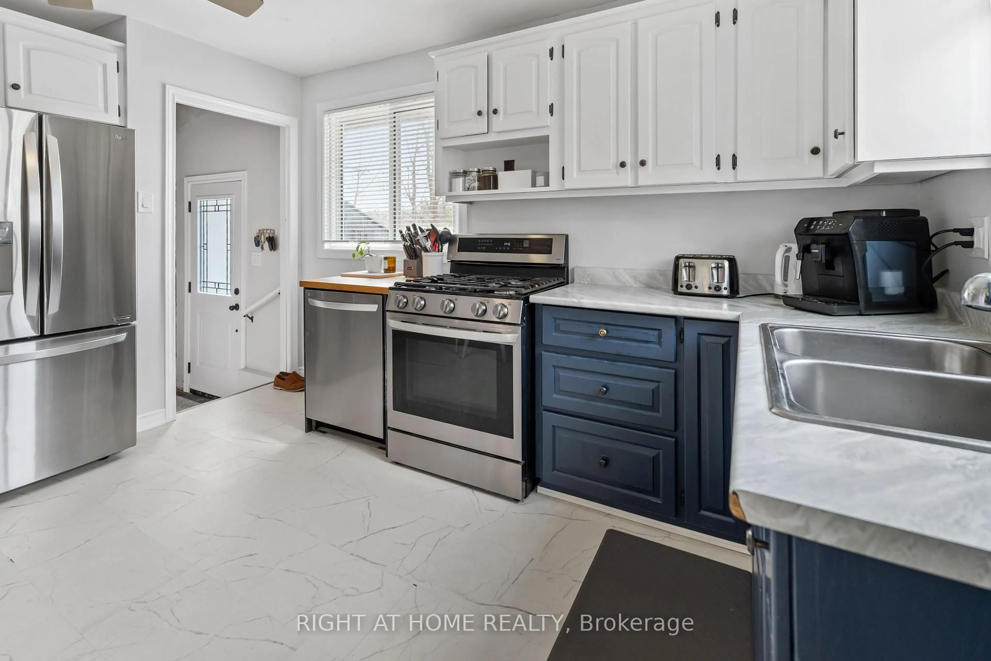 Open concept kitchen, ceramic/tile floor for 395 Homewood Ave, Orillia Ontario L3V 3K9