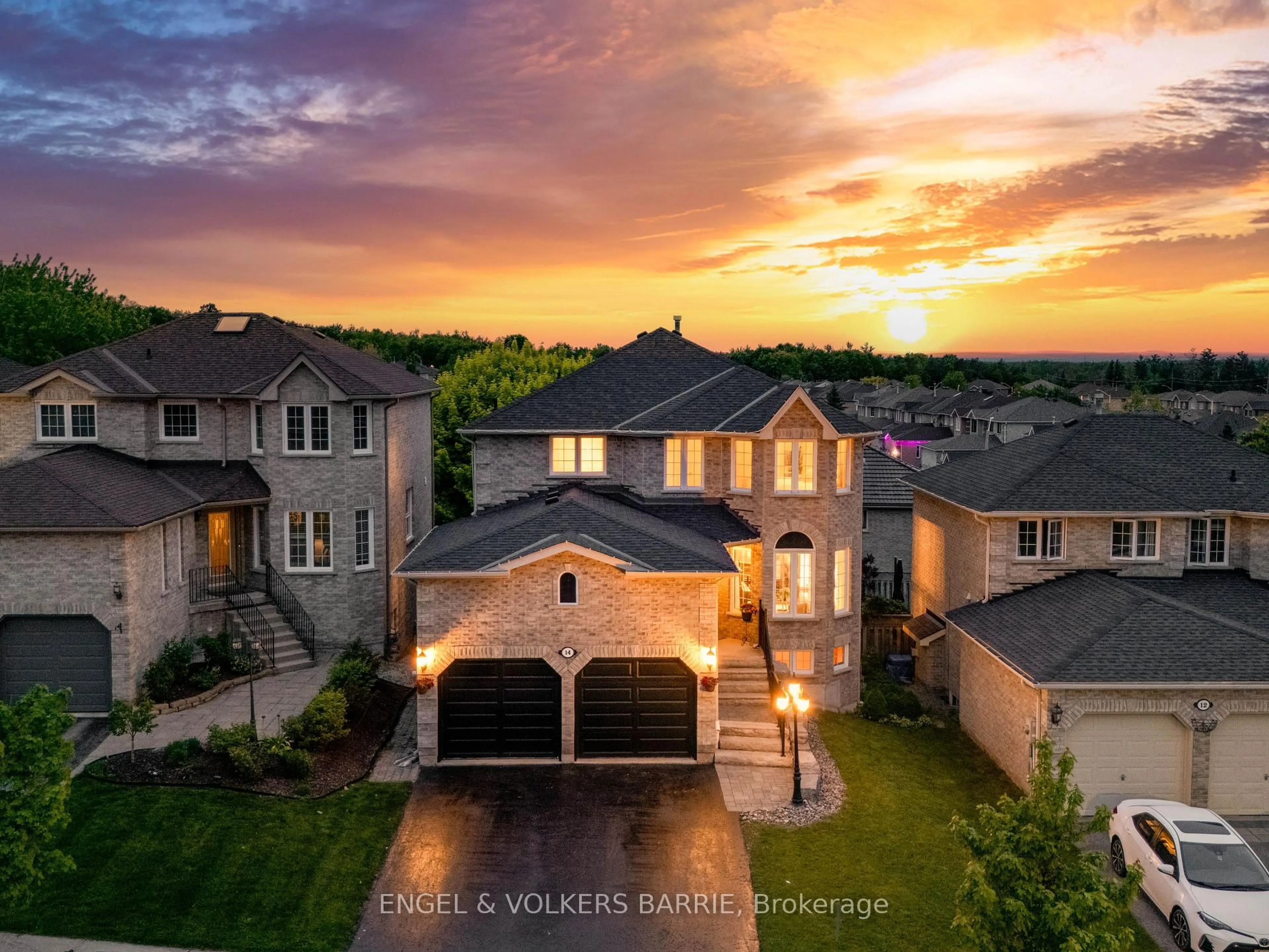 A pic from outside/outdoor area/front of a property/back of a property/a pic from drone, unknown for 14 Muir Dr, Barrie Ontario L4N 0H9