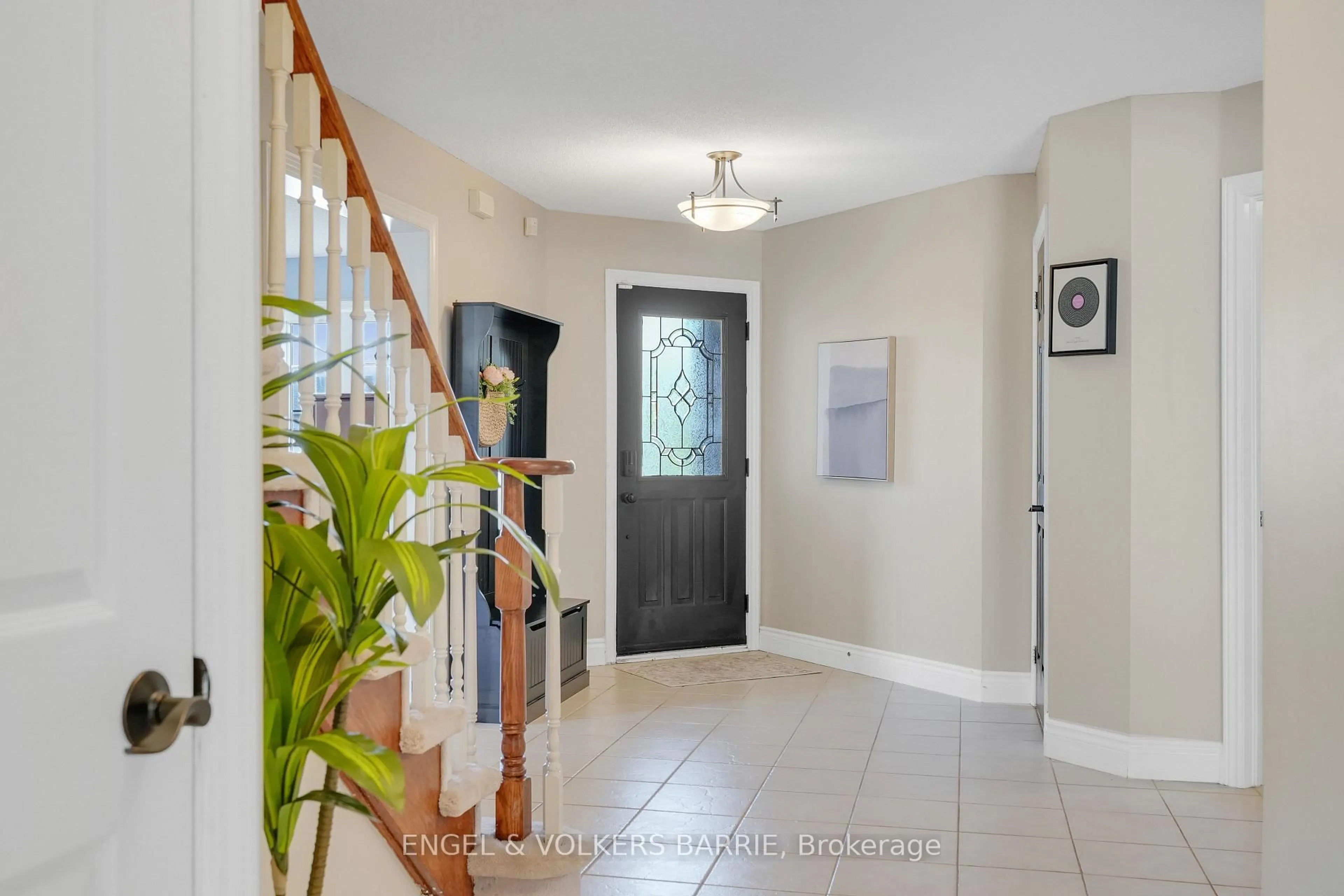 Indoor entryway for 14 Muir Dr, Barrie Ontario L4N 0H9