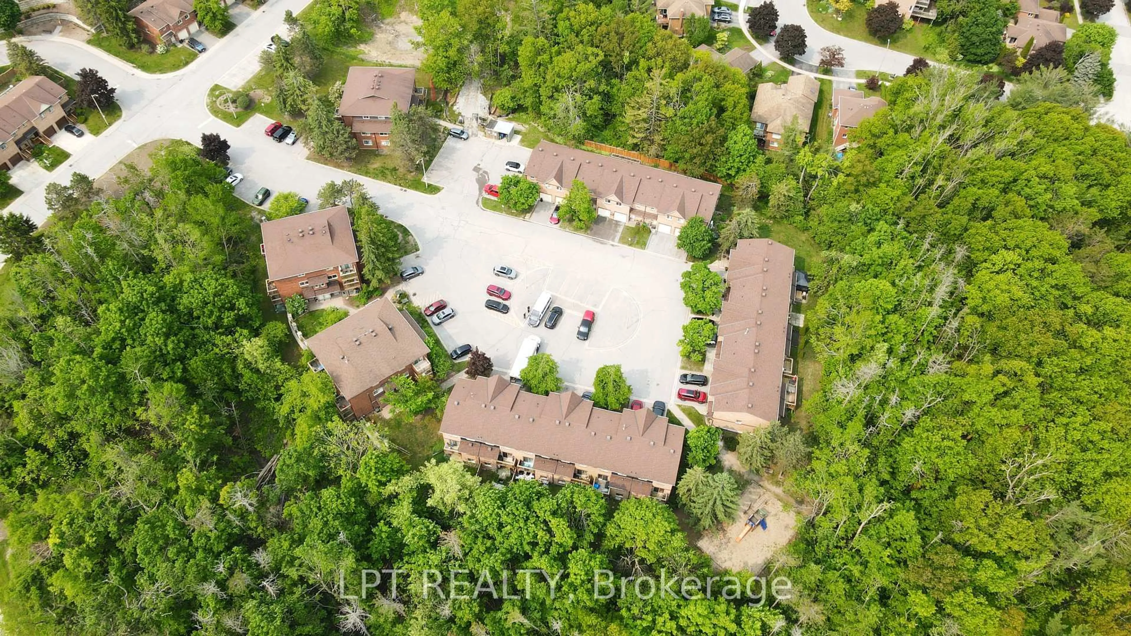 A pic from outside/outdoor area/front of a property/back of a property/a pic from drone, street for 5 Evergreen Crt, Barrie Ontario L4N 6W7