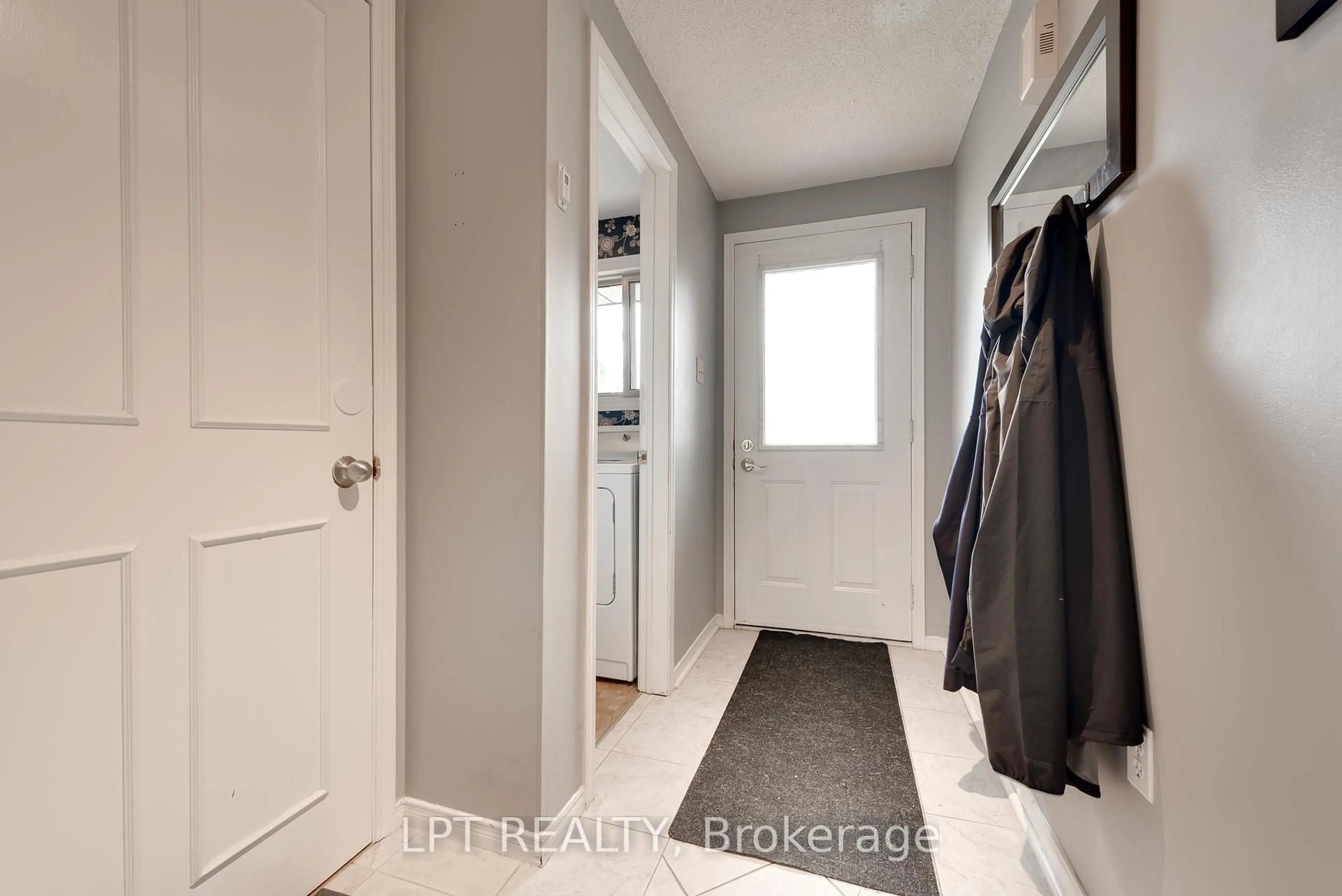 Indoor entryway for 5 Evergreen Crt, Barrie Ontario L4N 6W7