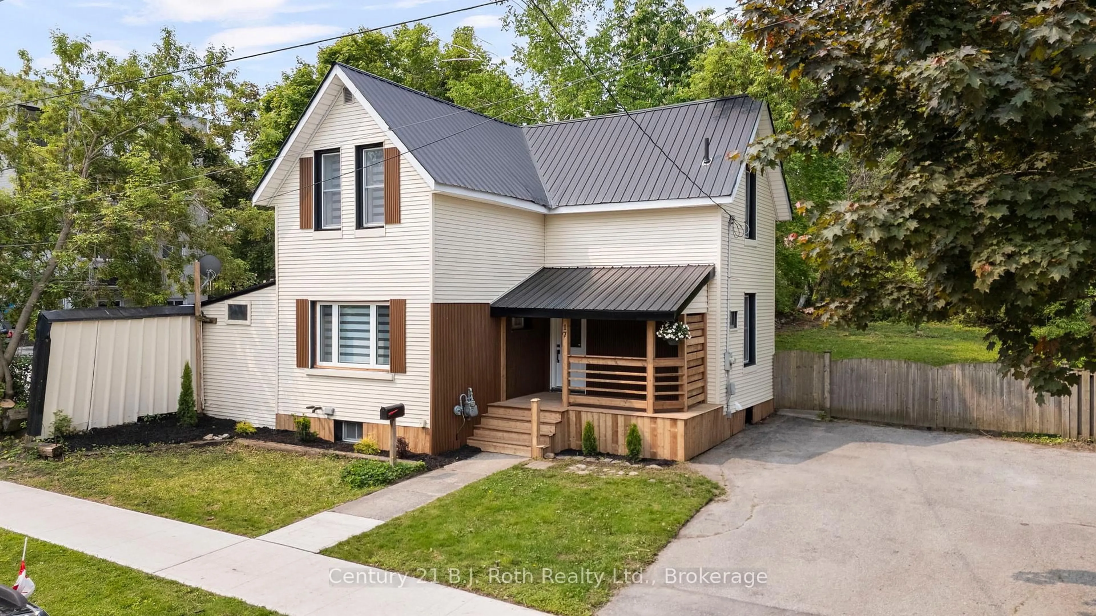 Home with brick exterior material, street for 17 Douglas St, Orillia Ontario L3V 5Y3
