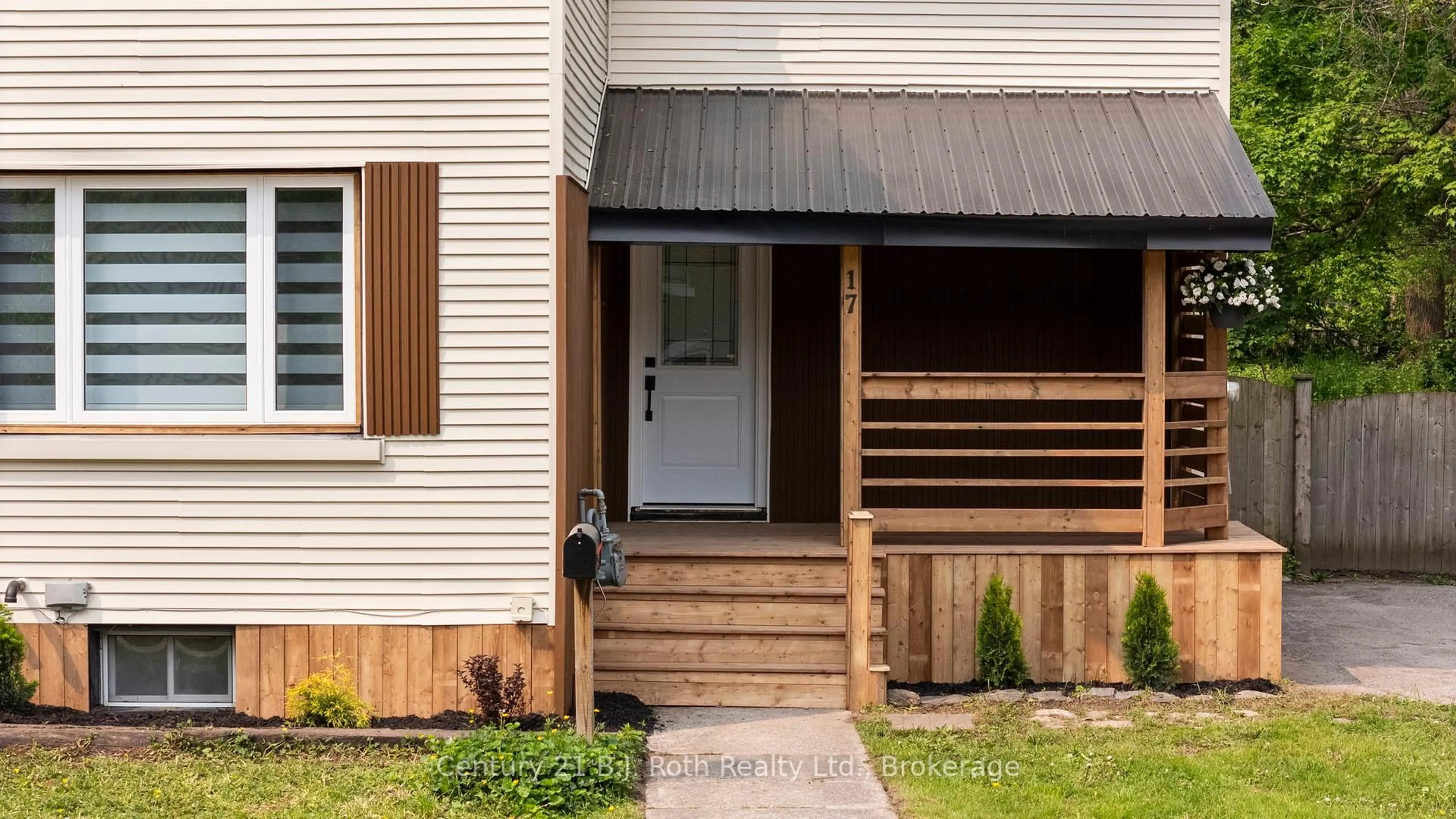 Home with vinyl exterior material, street for 17 Douglas St, Orillia Ontario L3V 5Y3