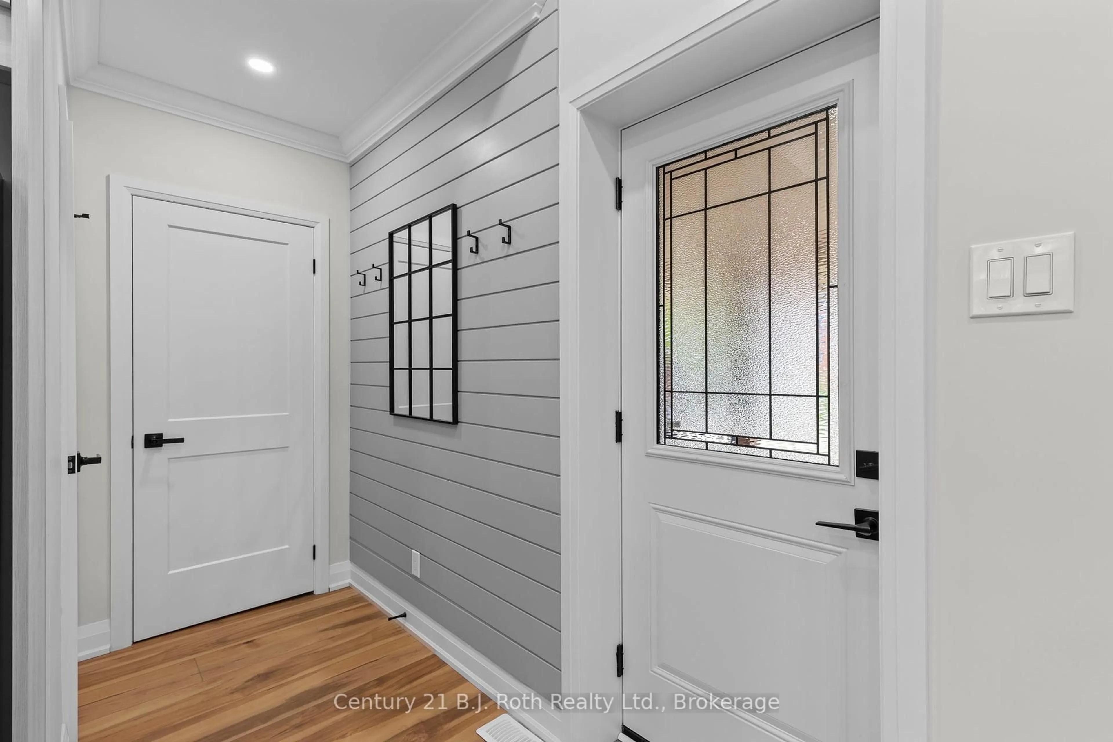 Indoor entryway for 17 Douglas St, Orillia Ontario L3V 5Y3