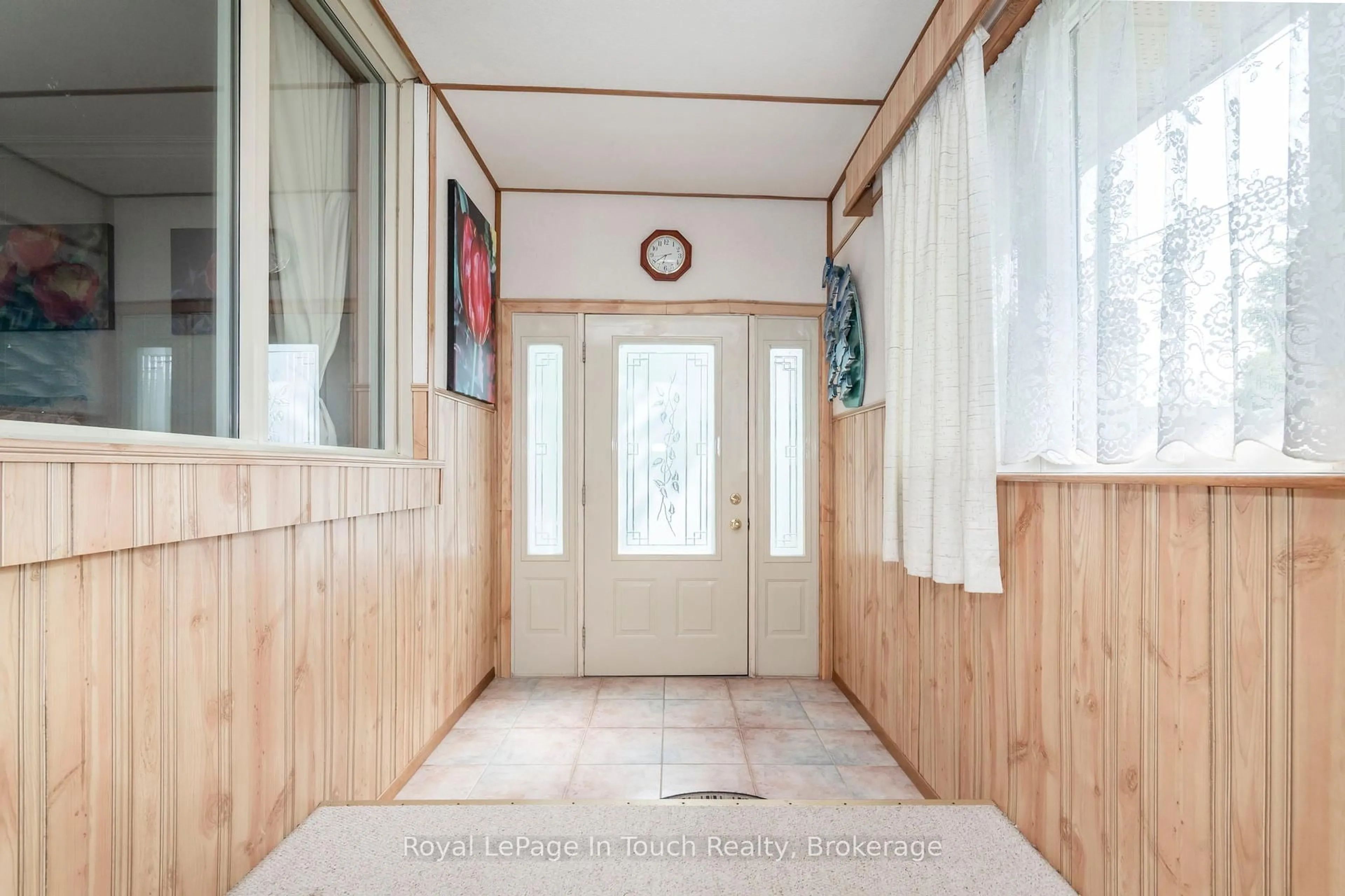 Indoor foyer for 828 Hugel Ave, Midland Ontario L4R 1X6
