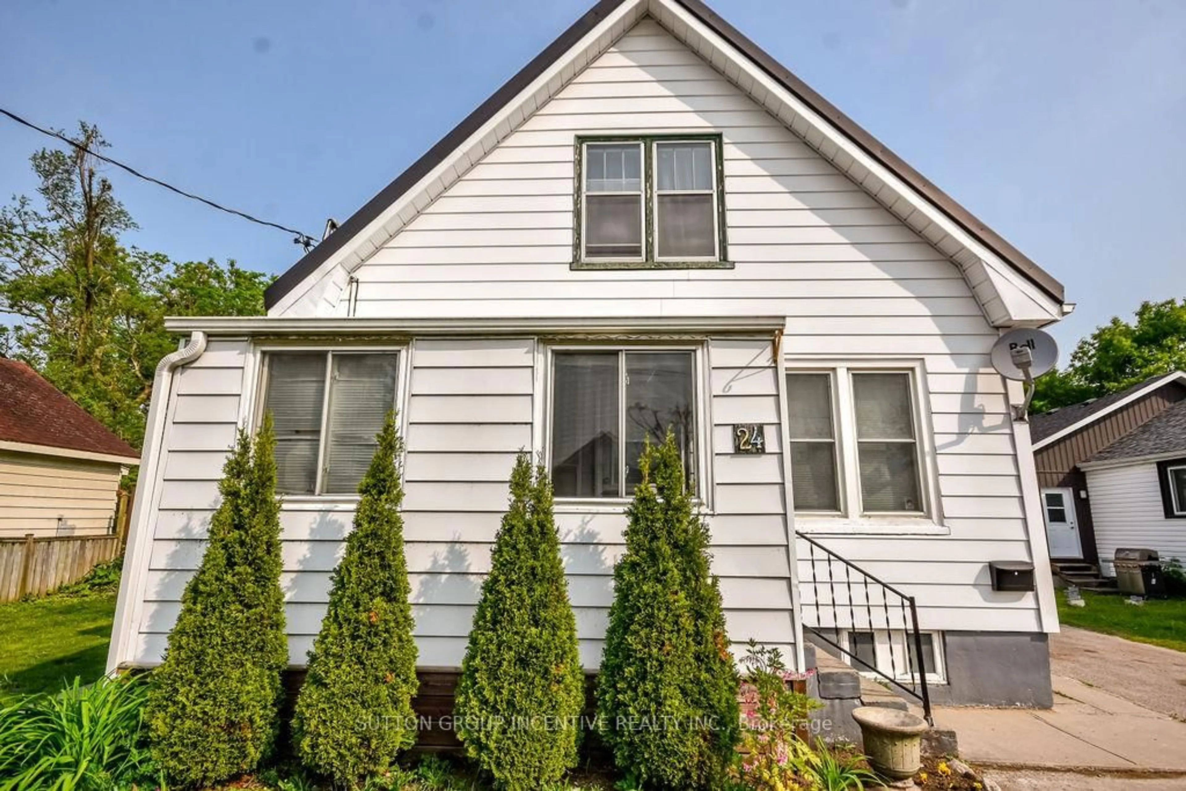 Home with vinyl exterior material, street for 24 Henry St, Barrie Ontario L4N 1C4