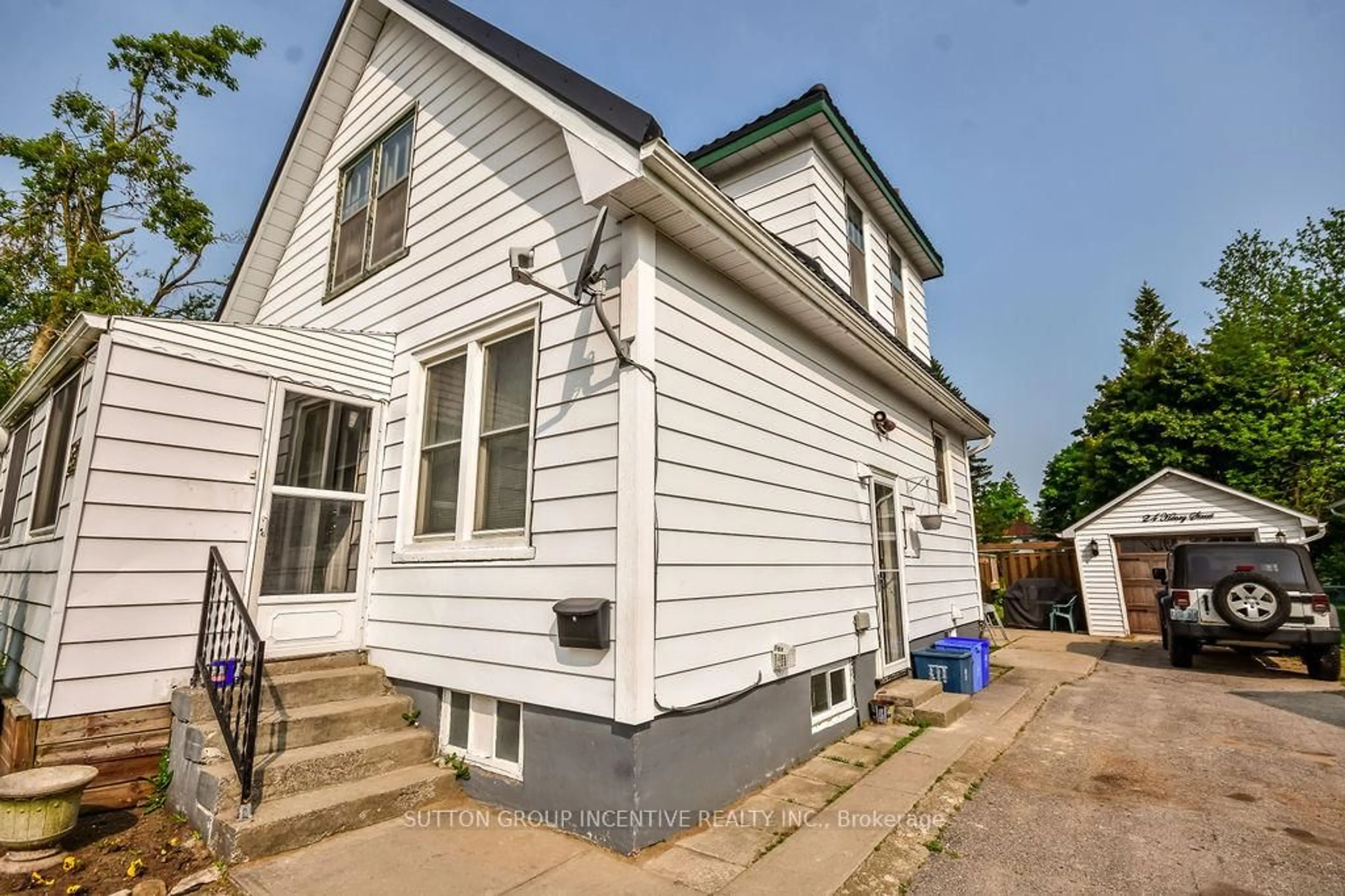Home with vinyl exterior material, street for 24 Henry St, Barrie Ontario L4N 1C4