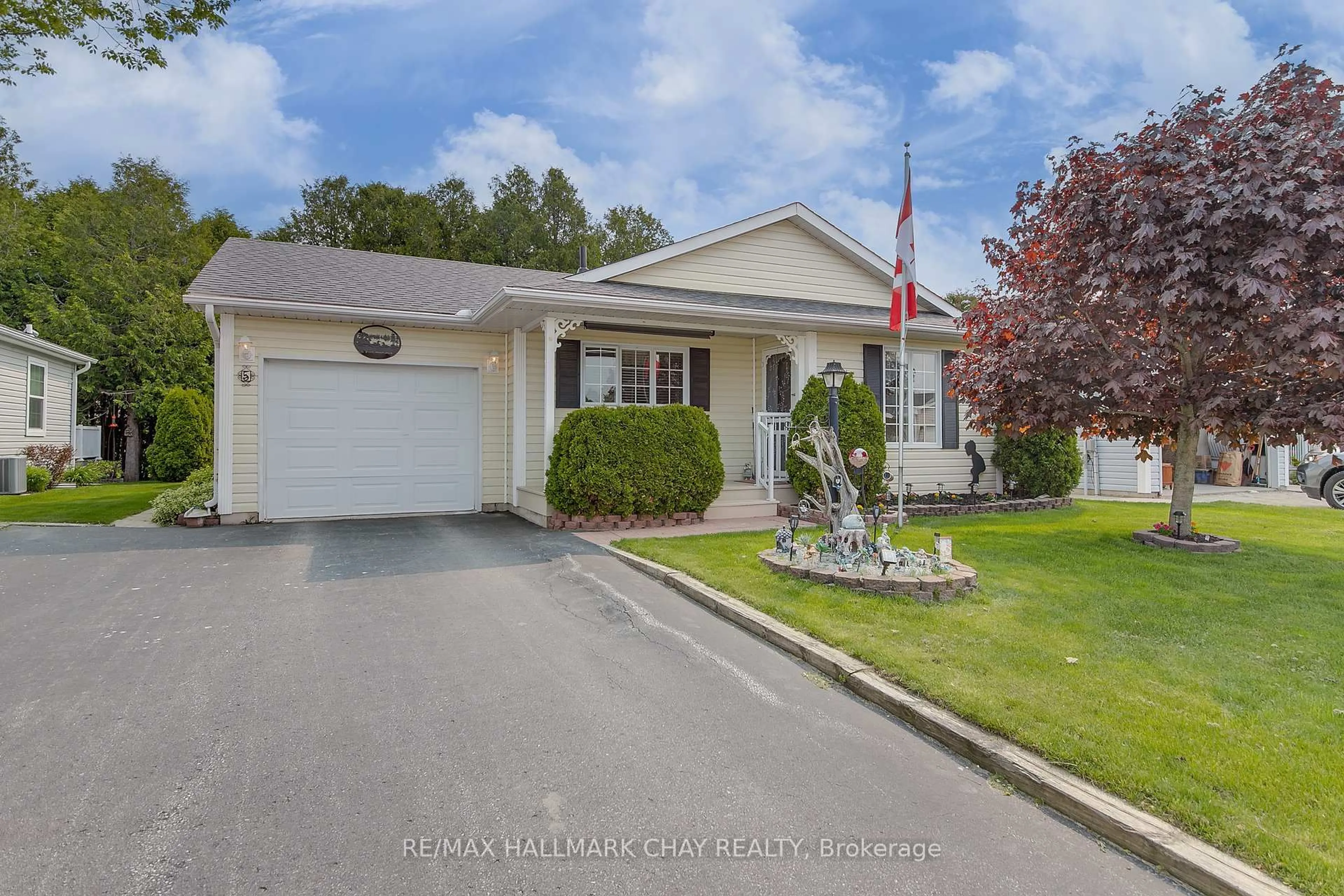 Home with vinyl exterior material, street for 5 Virginia Ave, Wasaga Beach Ontario L9Z 3A8