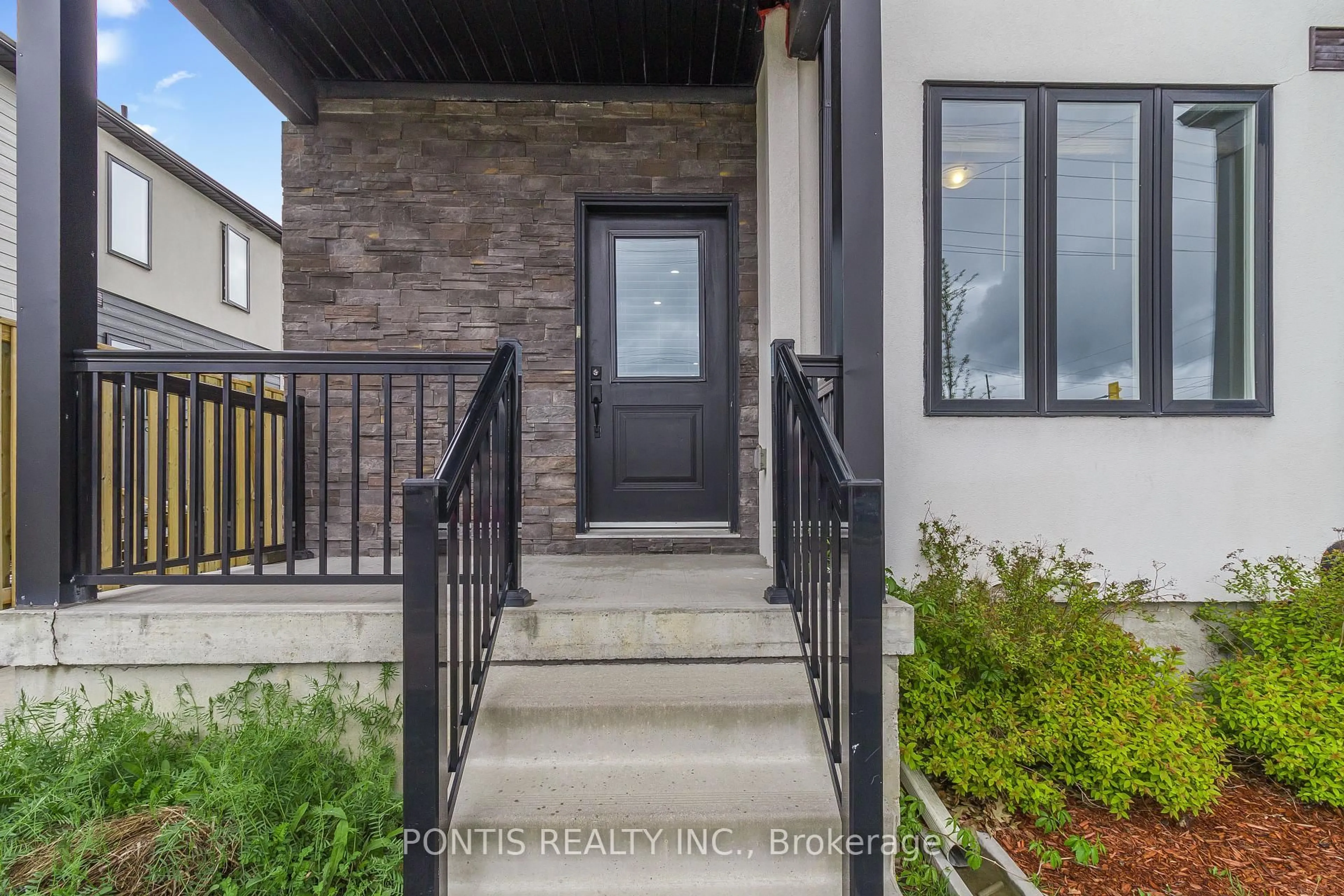 Indoor entryway for 21 STONEHART Lane #18, Barrie Ontario L4M 7E8