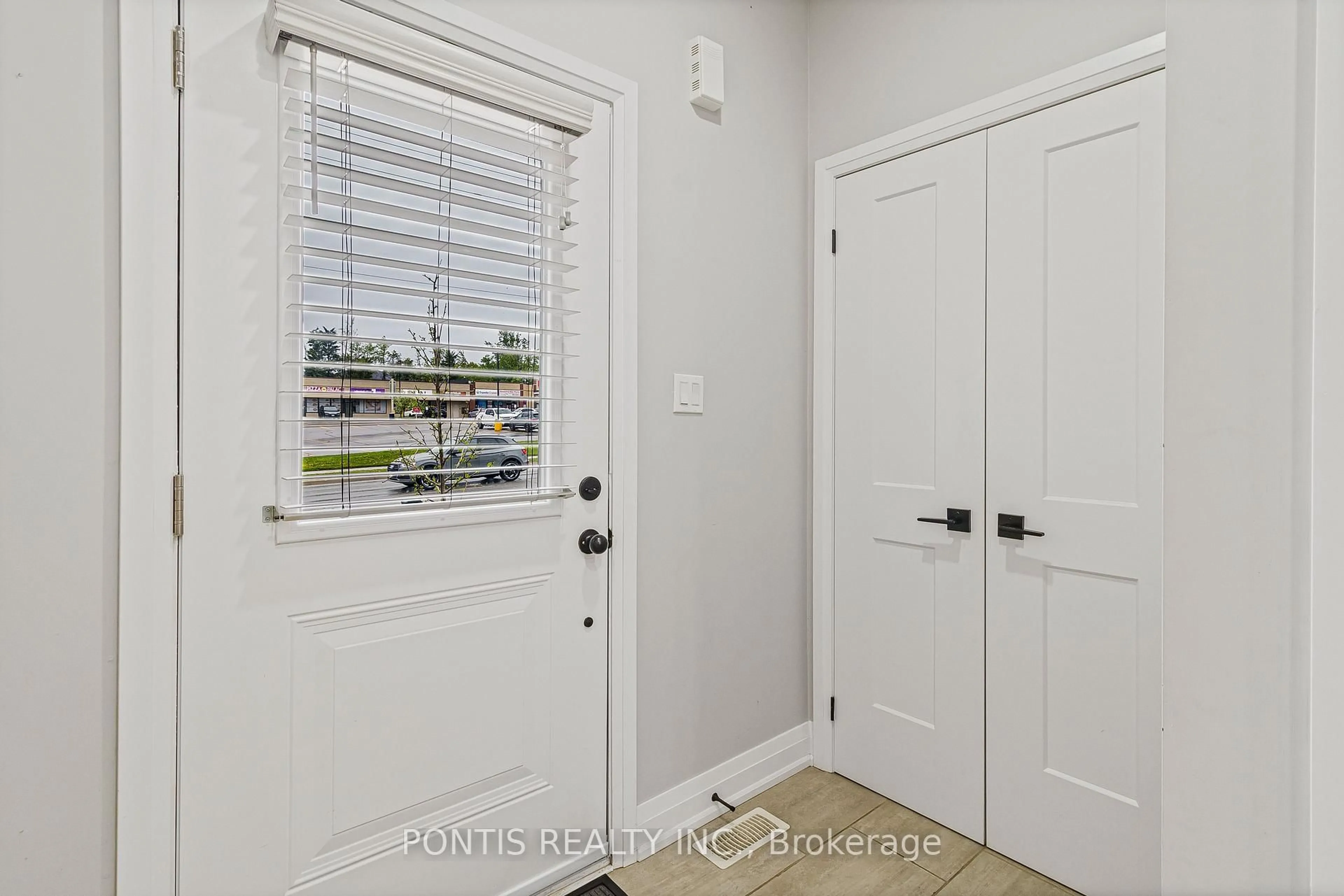 Indoor entryway for 21 STONEHART Lane #18, Barrie Ontario L4M 7E8