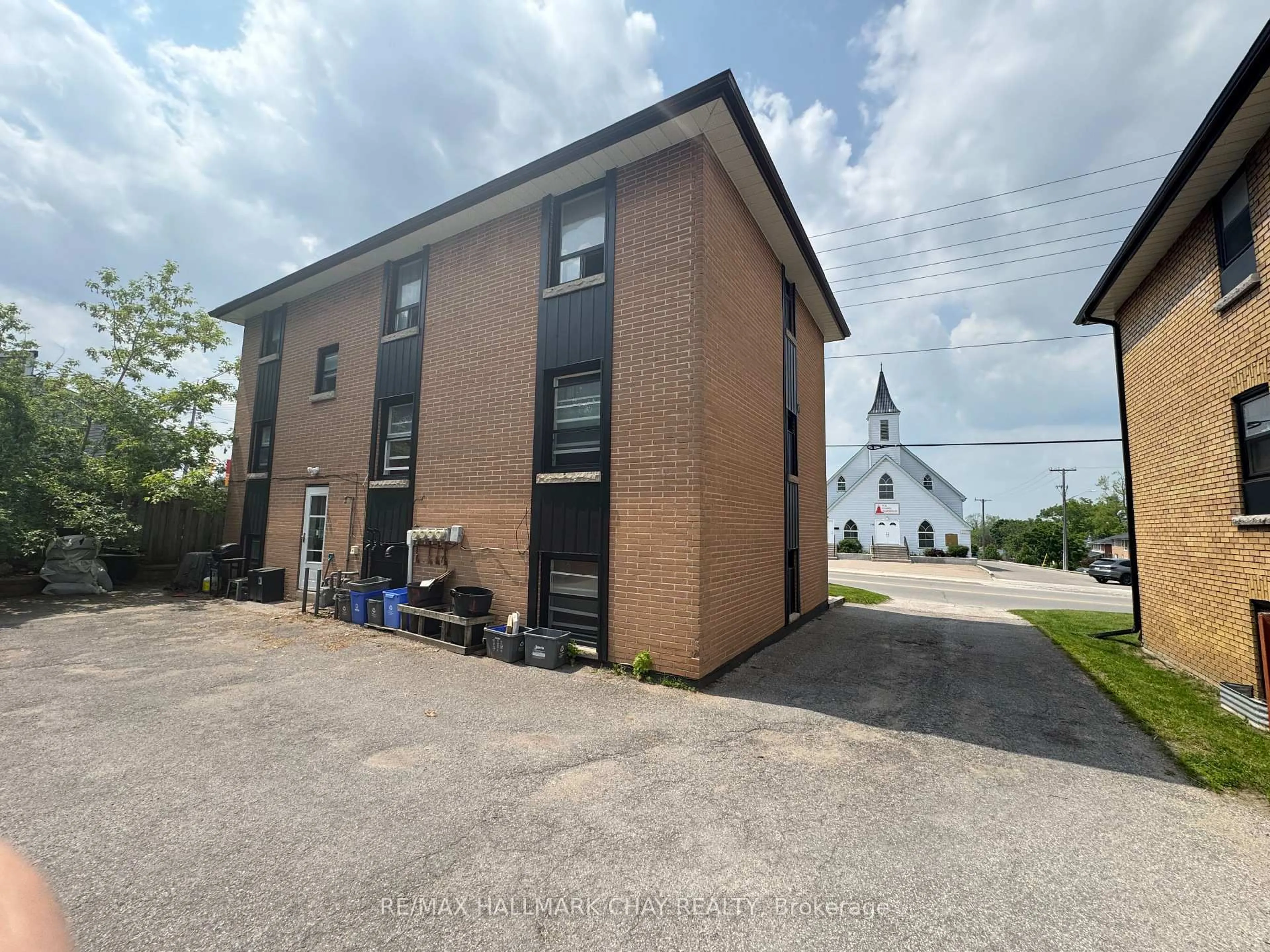 A pic from outside/outdoor area/front of a property/back of a property/a pic from drone, building for 153 St Vincent St, Barrie Ontario L4M 3Y9