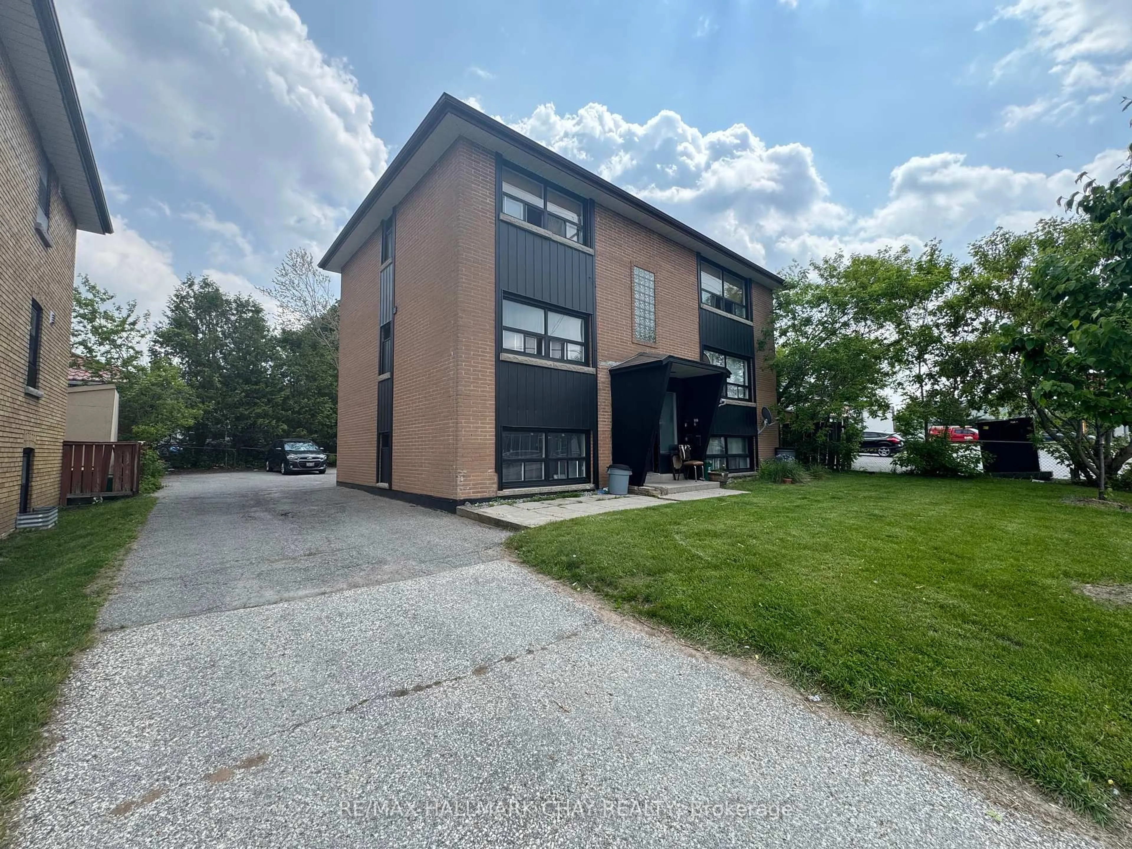 A pic from outside/outdoor area/front of a property/back of a property/a pic from drone, building for 153 St Vincent St, Barrie Ontario L4M 3Y9