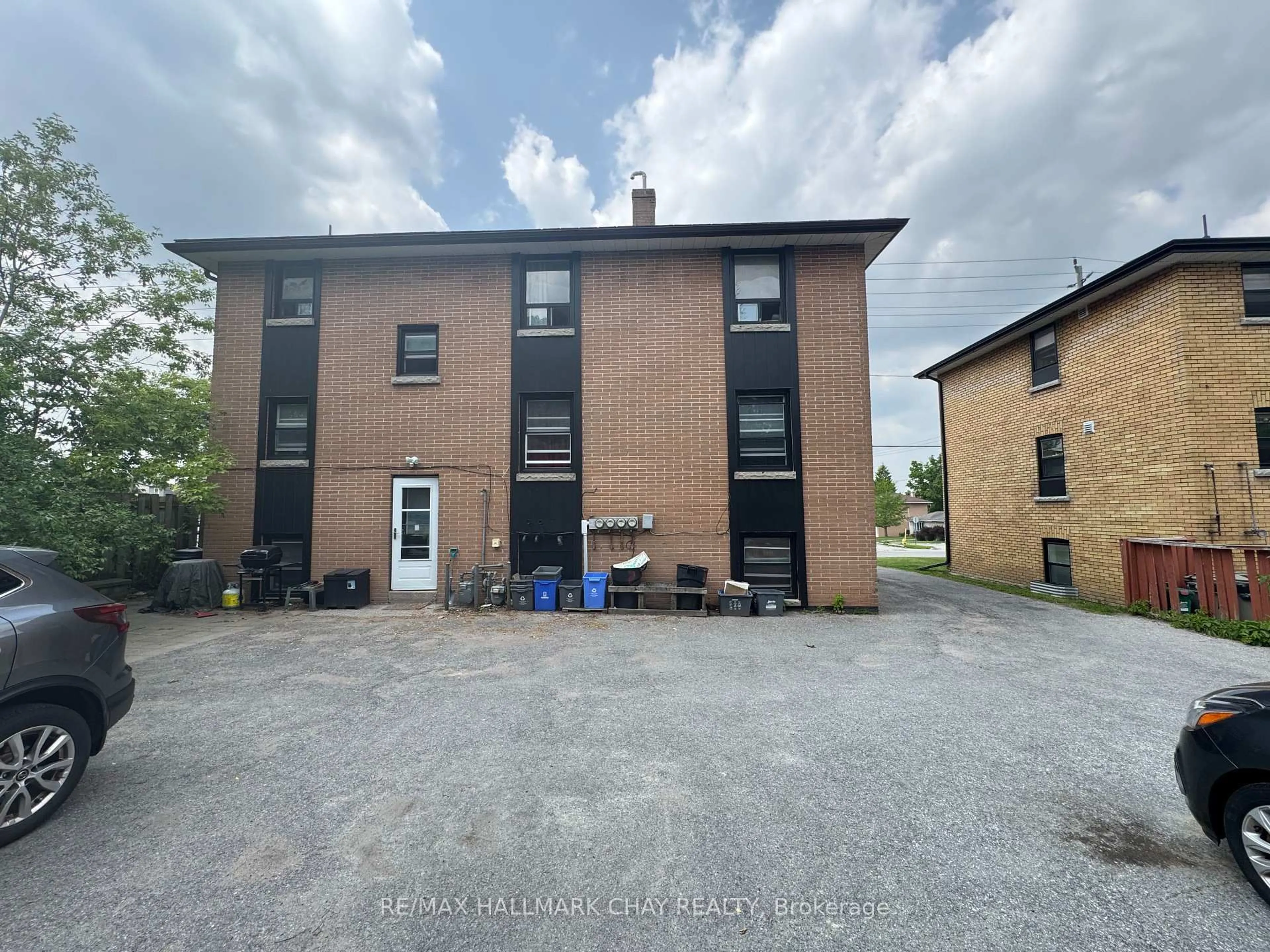 A pic from outside/outdoor area/front of a property/back of a property/a pic from drone, building for 153 St Vincent St, Barrie Ontario L4M 3Y9