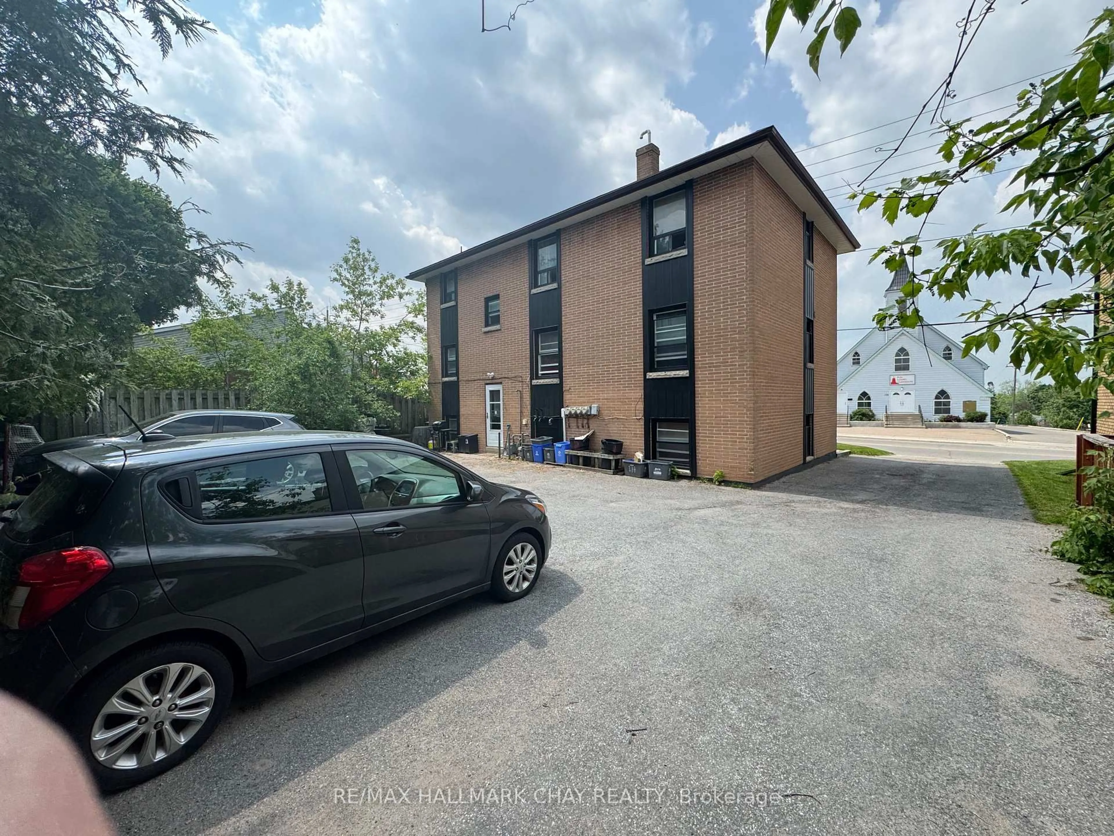 A pic from outside/outdoor area/front of a property/back of a property/a pic from drone, building for 153 St Vincent St, Barrie Ontario L4M 3Y9