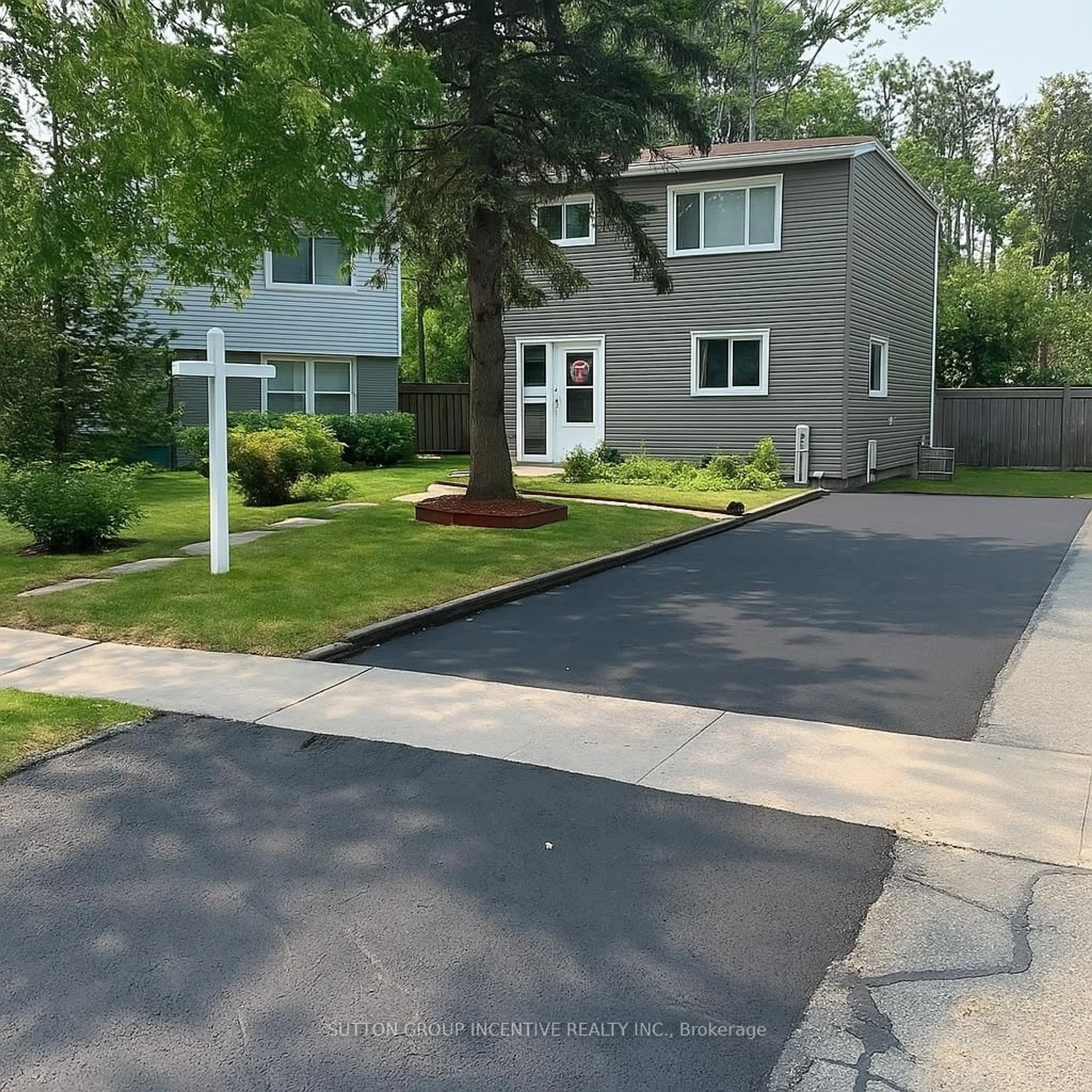 Home with vinyl exterior material, street for 220 Letitia St, Barrie Ontario L4N 4Z7