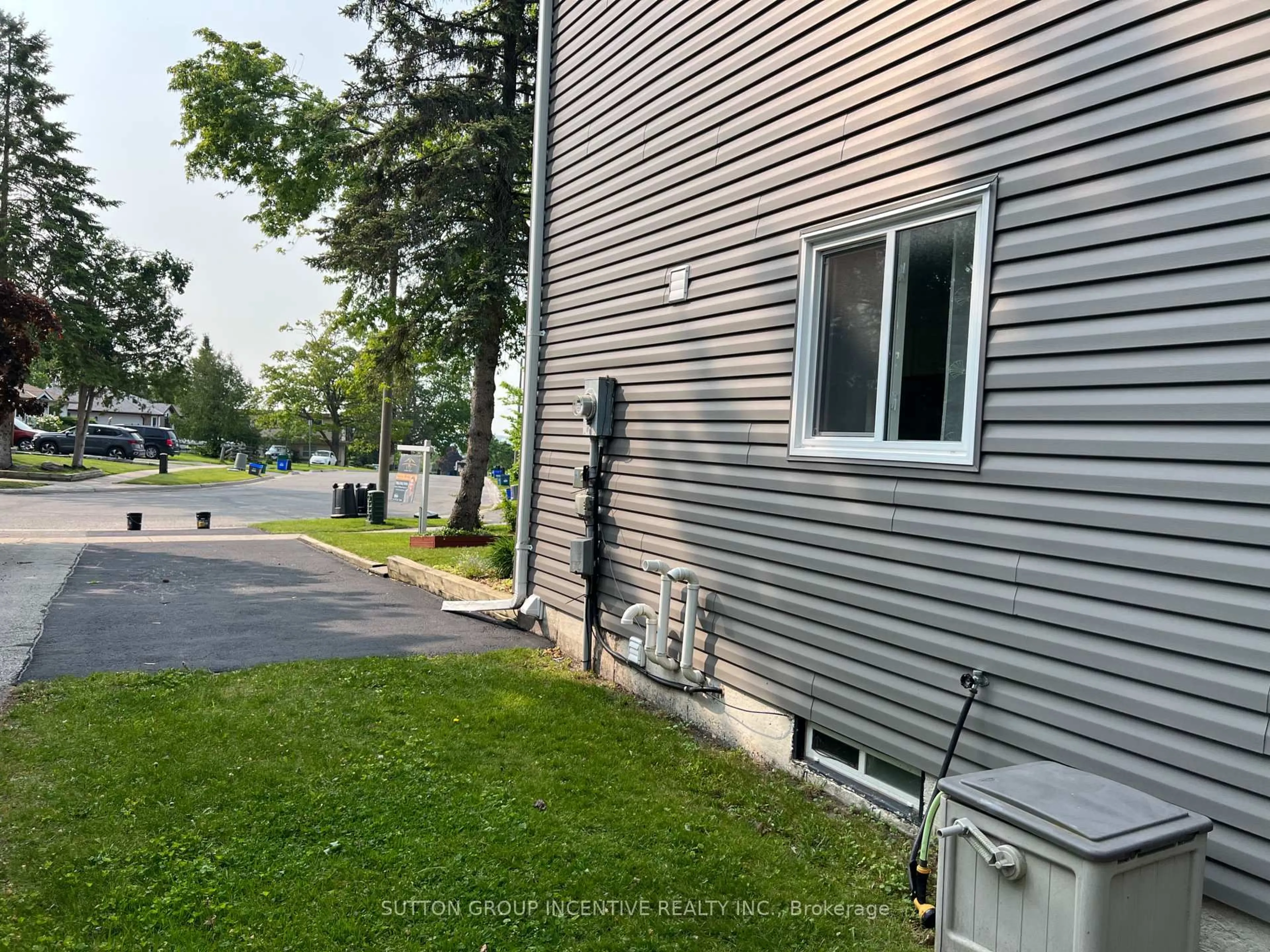A pic from outside/outdoor area/front of a property/back of a property/a pic from drone, street for 220 Letitia St, Barrie Ontario L4N 4Z7