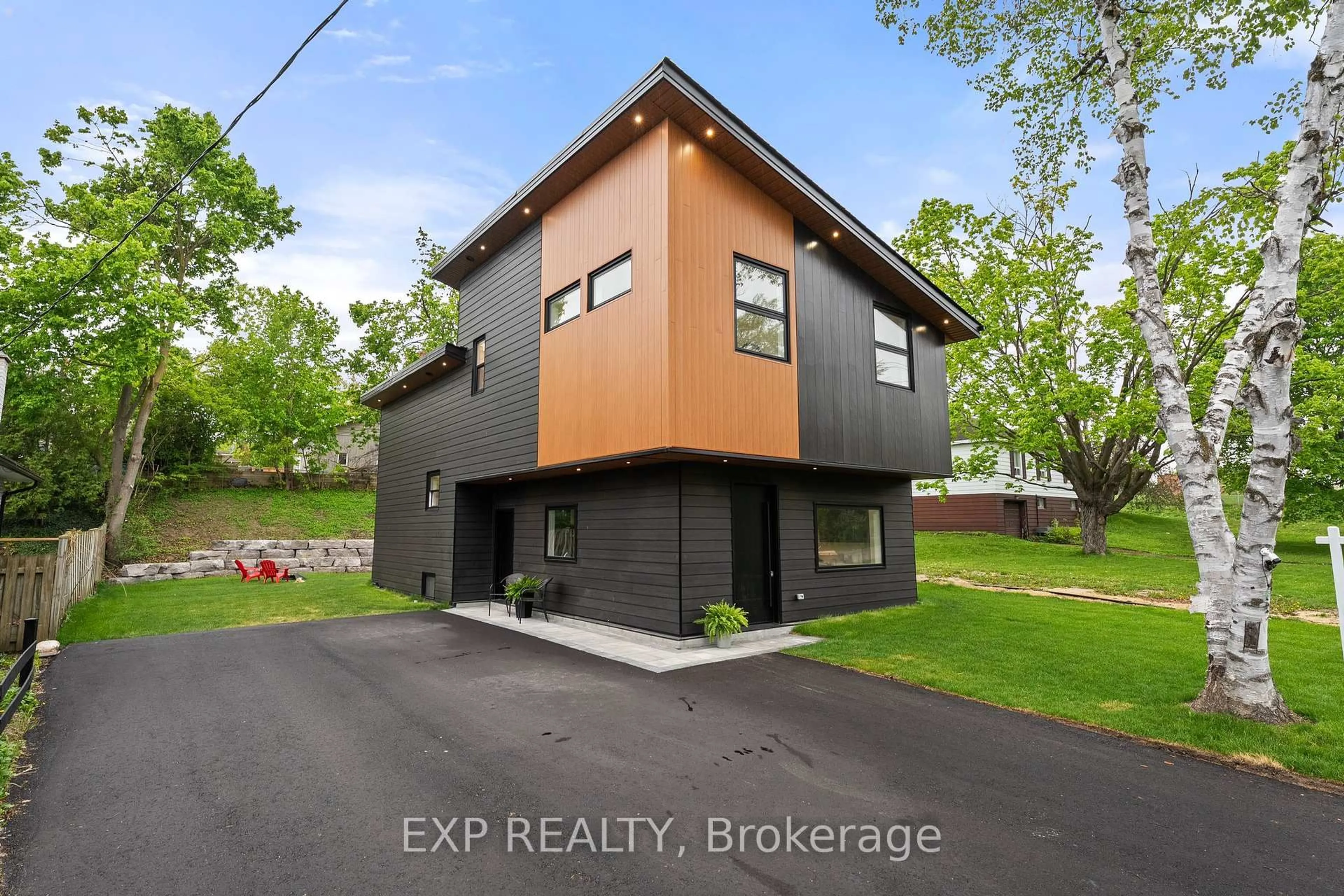 Unknown for 168 Berczy St, Barrie Ontario L4M 3R6