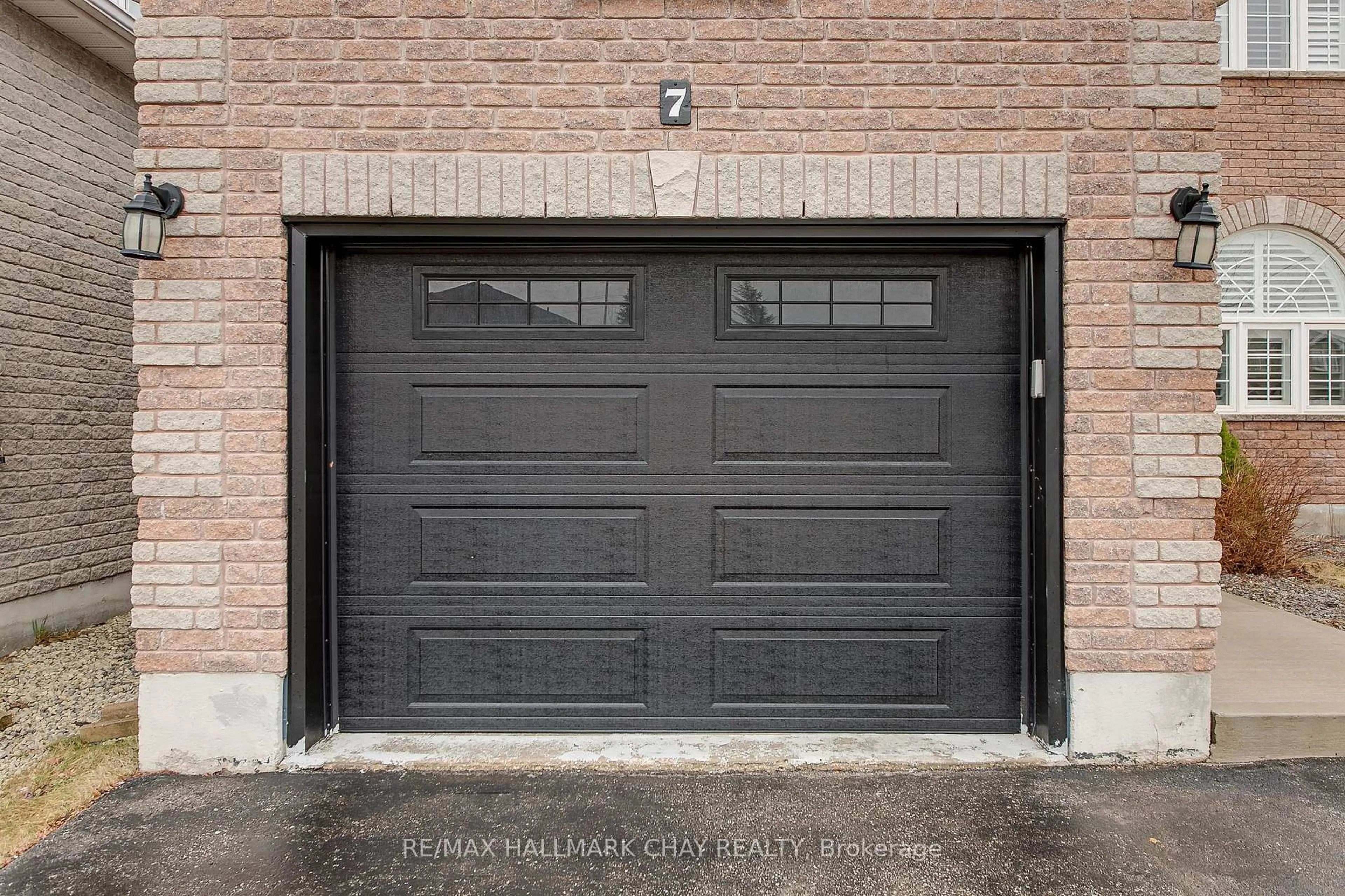 Indoor garage for 7 Penvill Tr, Barrie Ontario L4N 1T7