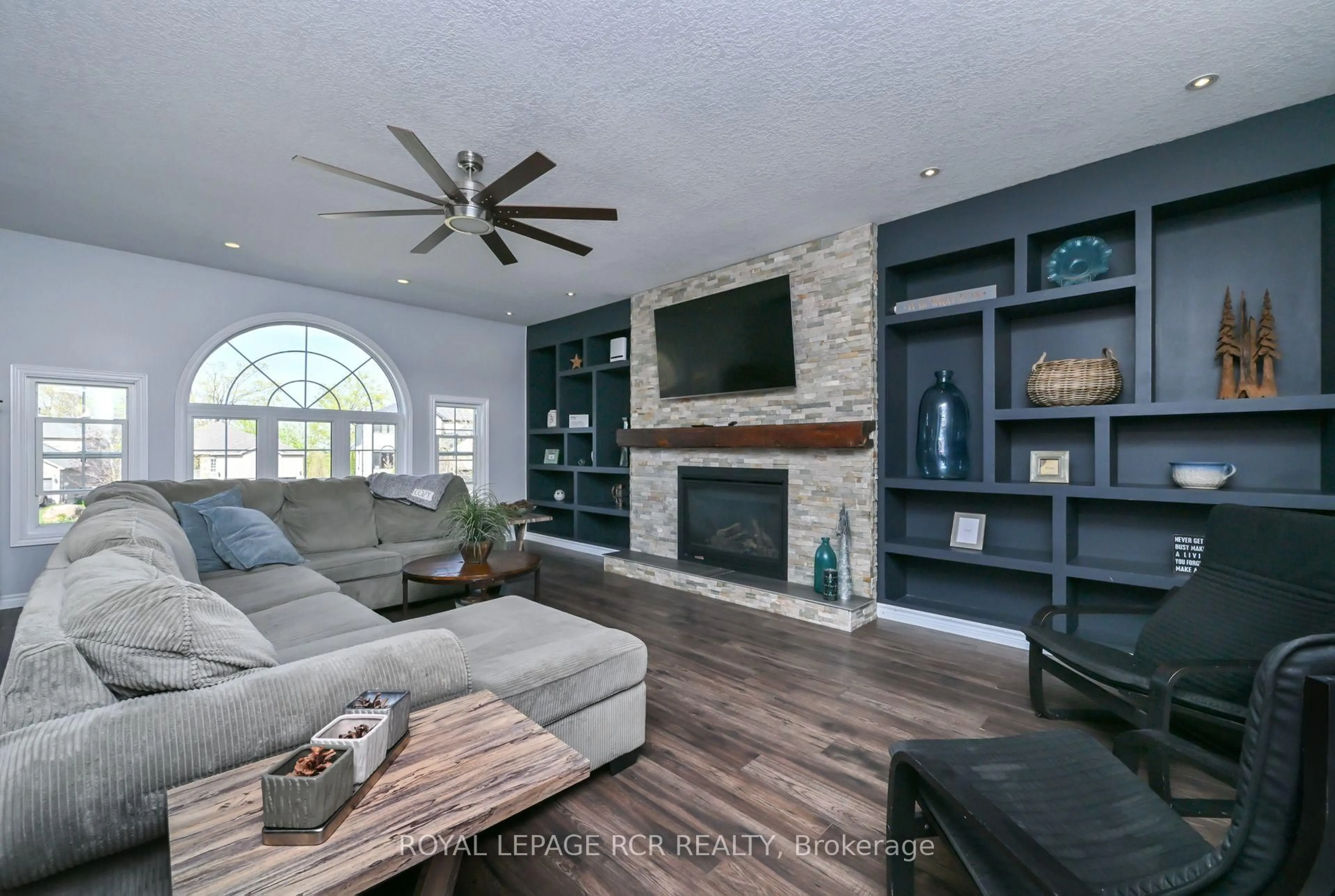 Living room with furniture, unknown for 24 Tascona Crt, Barrie Ontario L4M 0C5