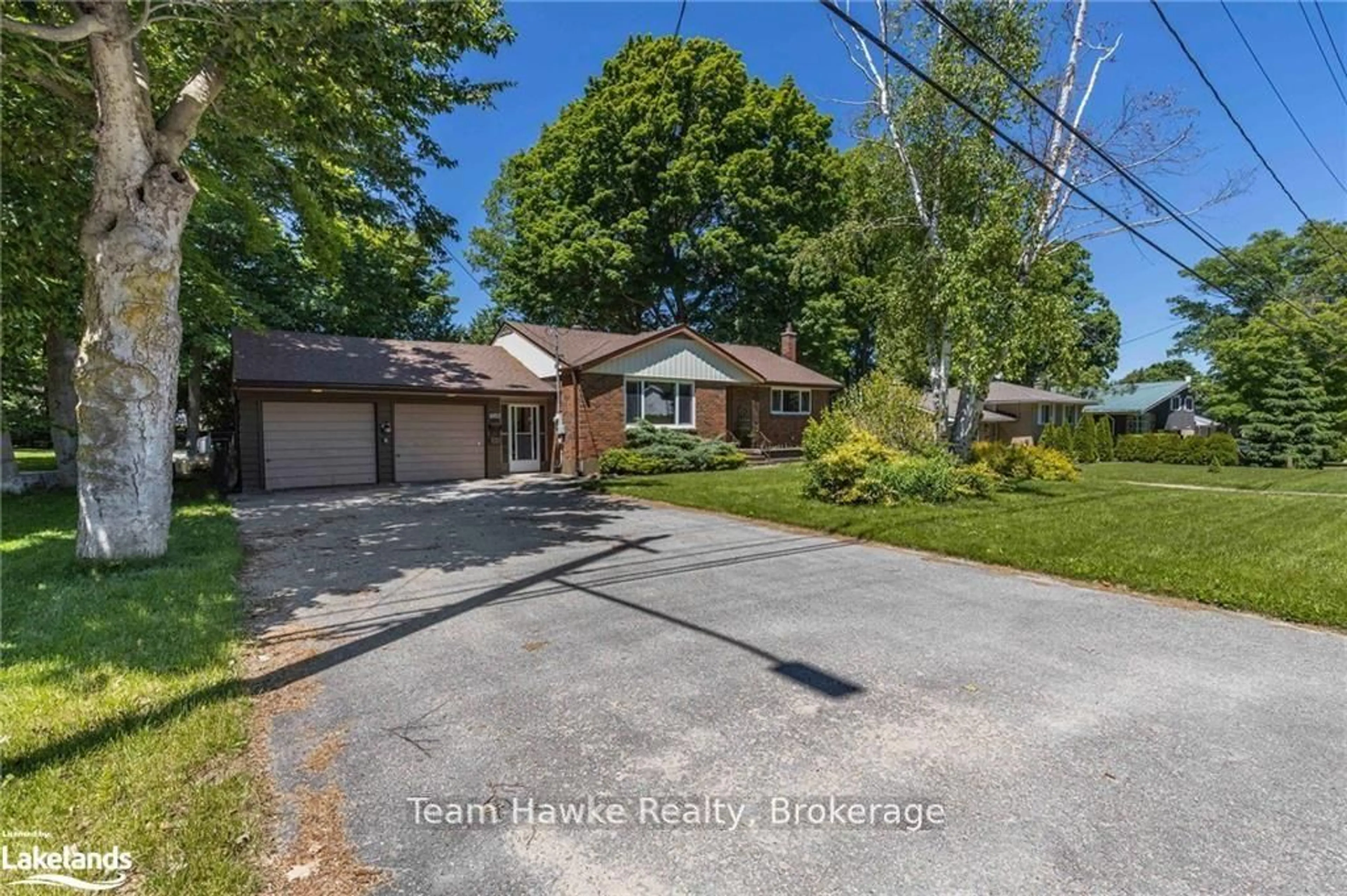 A pic from outside/outdoor area/front of a property/back of a property/a pic from drone, street for 1002 Hugel Ave, Midland Ontario L4R 1Y1