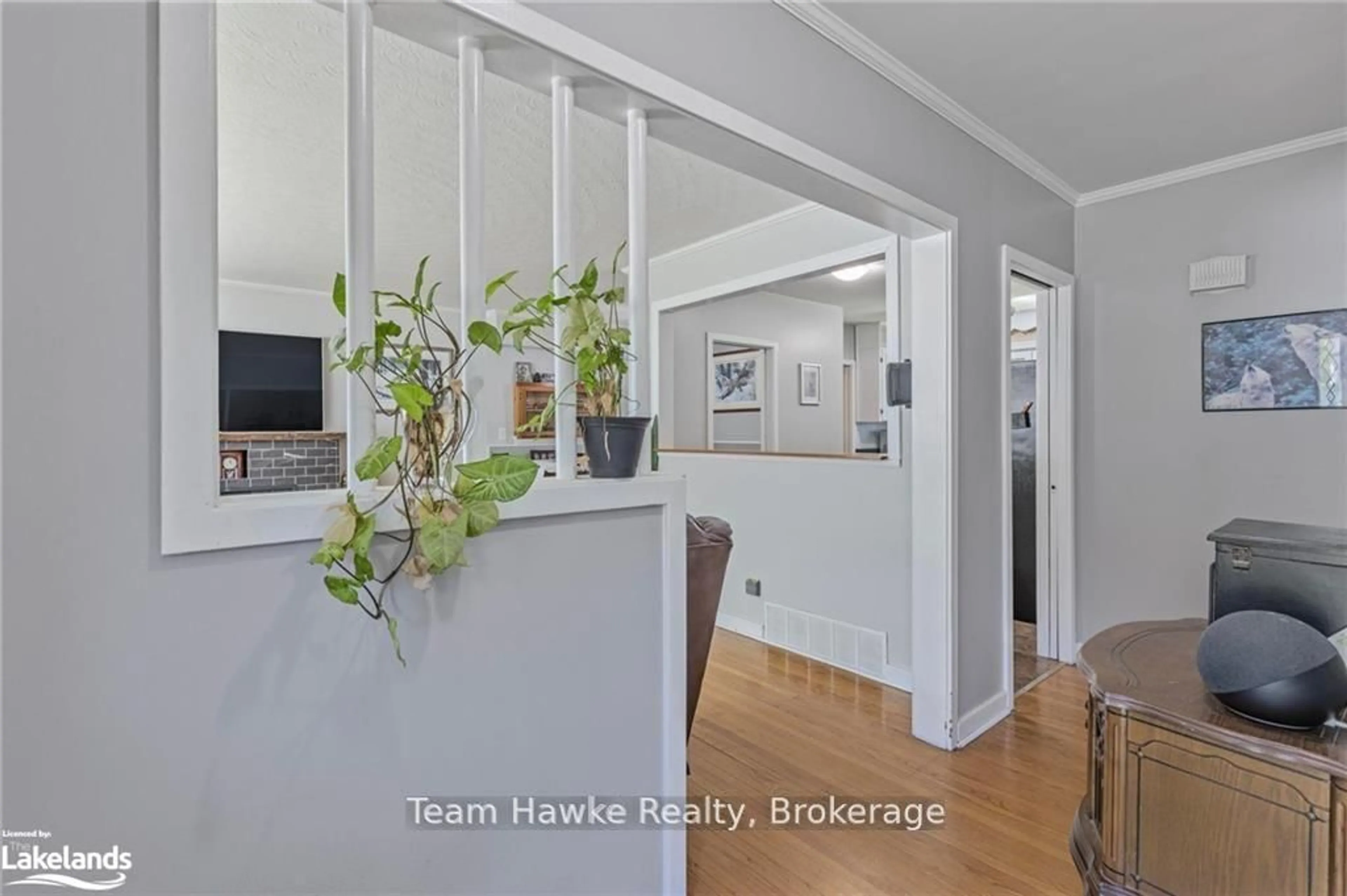 Indoor foyer for 1002 Hugel Ave, Midland Ontario L4R 1Y1