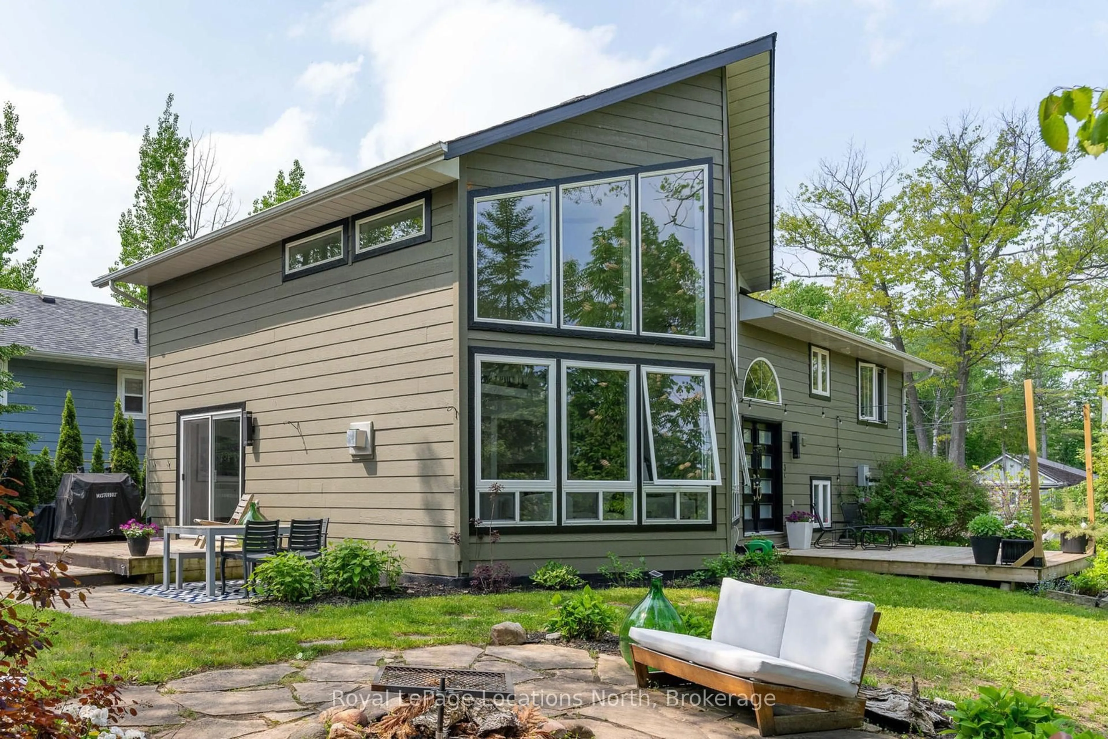 Home with vinyl exterior material, mountain view for 3 Simcoe St, Wasaga Beach Ontario L9Z 1T3