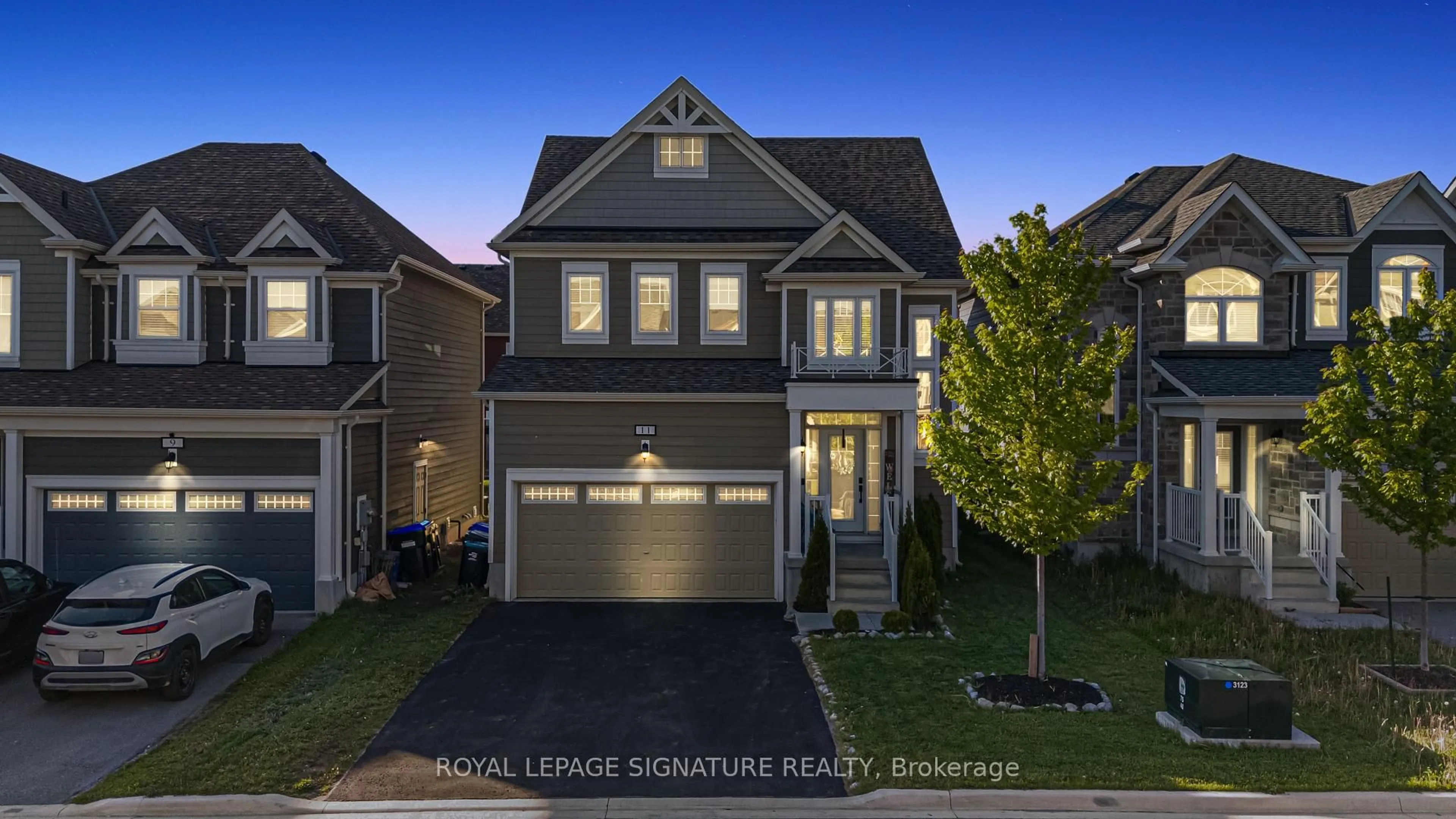 Home with vinyl exterior material, street for 11 Hills Thistle Dr, Wasaga Beach Ontario L9Z 0J3