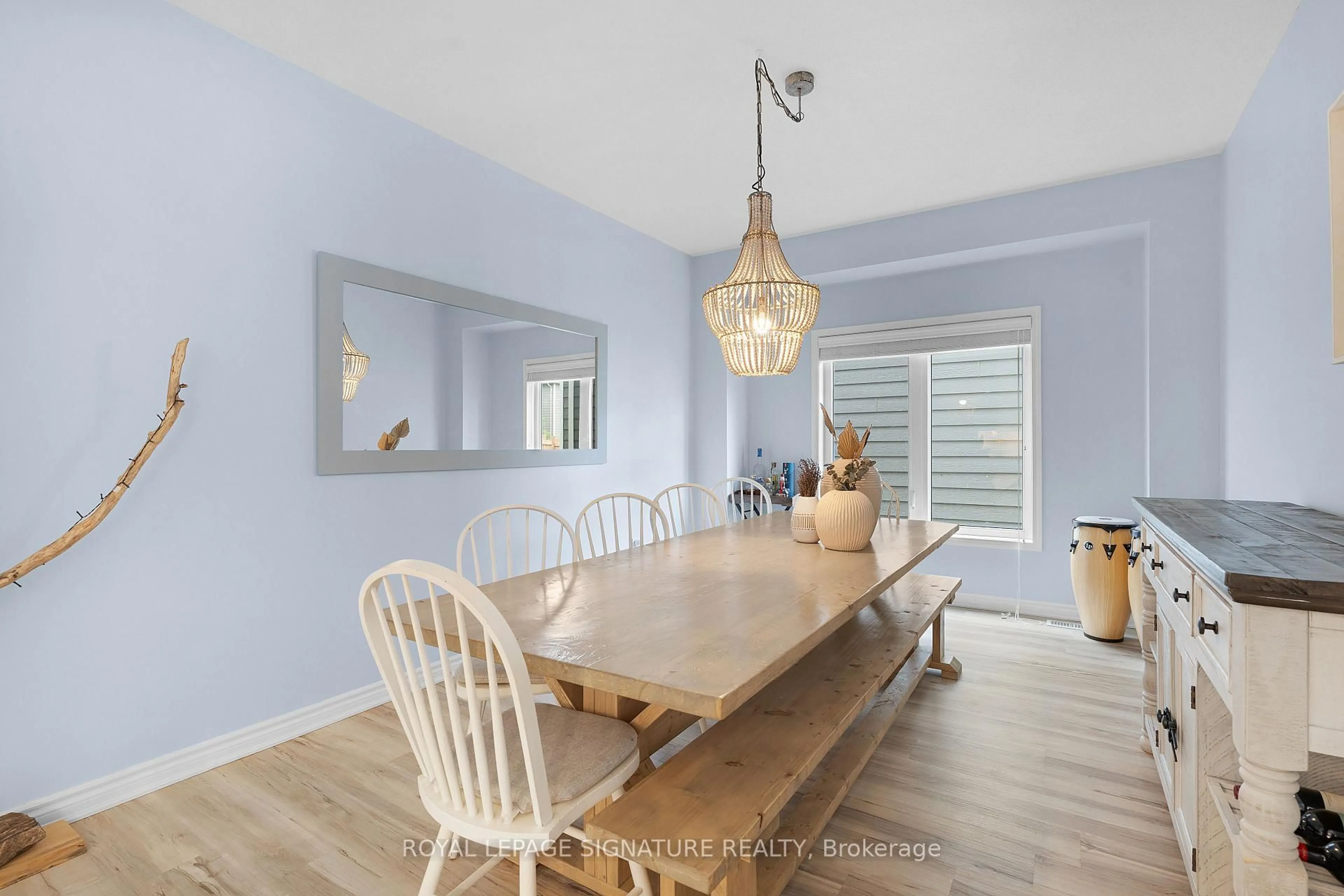 Dining room, wood/laminate floor for 11 Hills Thistle Dr, Wasaga Beach Ontario L9Z 0J3