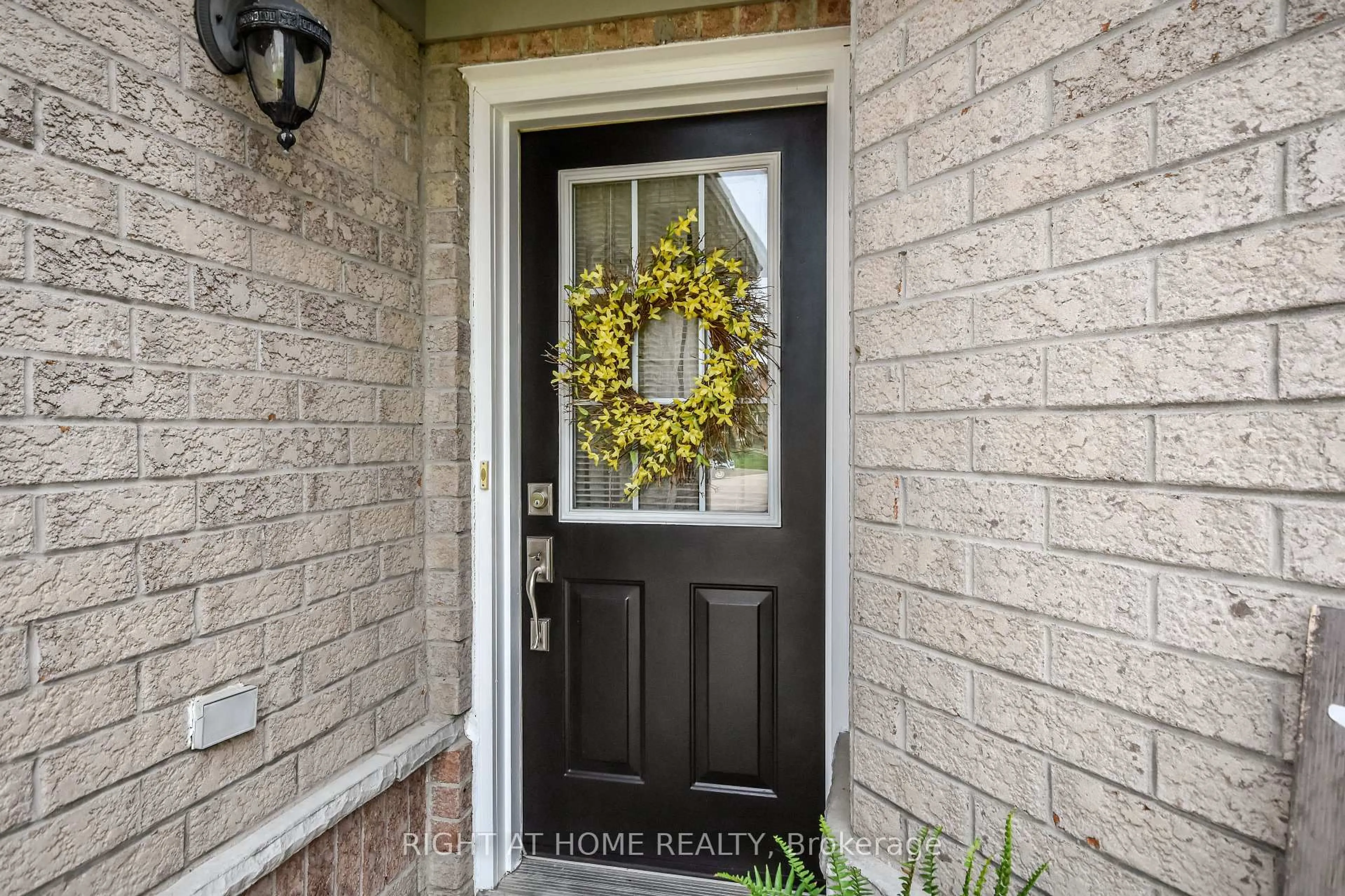Indoor entryway for 13 Couples Crt, Barrie Ontario L4M 6V5