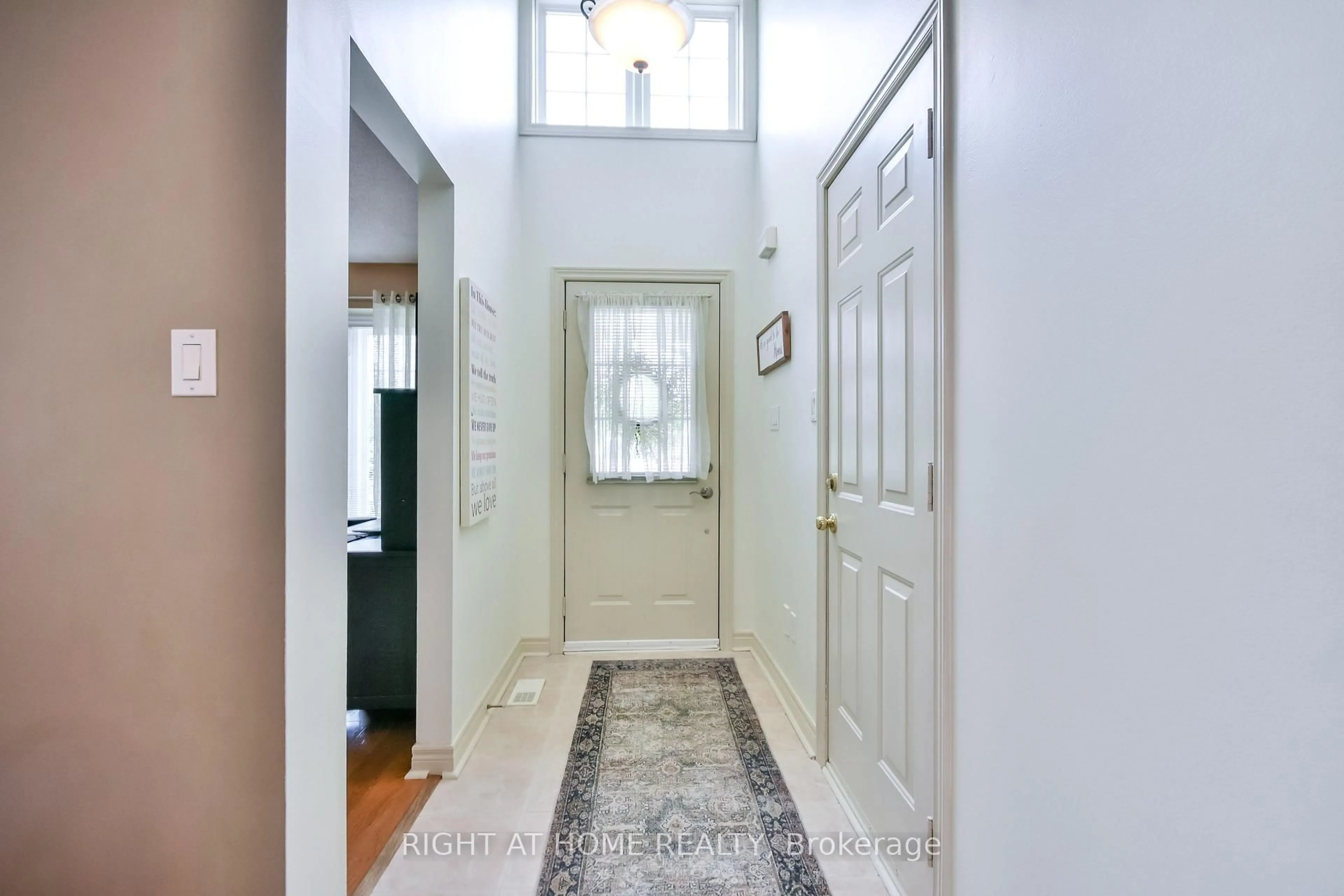 Indoor entryway for 13 Couples Crt, Barrie Ontario L4M 6V5