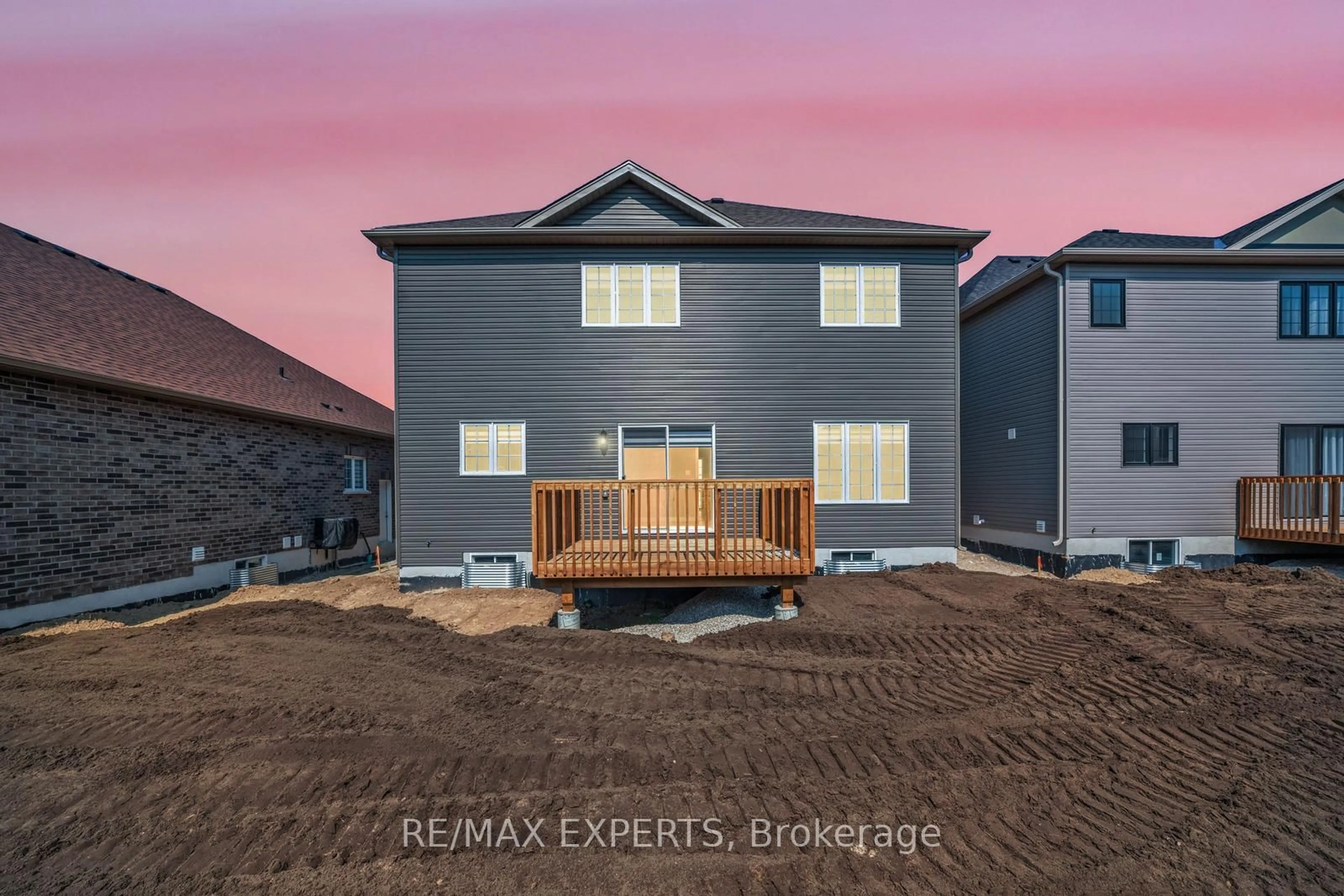 A pic from outside/outdoor area/front of a property/back of a property/a pic from drone, unknown for 216 cubitt St, Clearview Ontario L0M 1S0