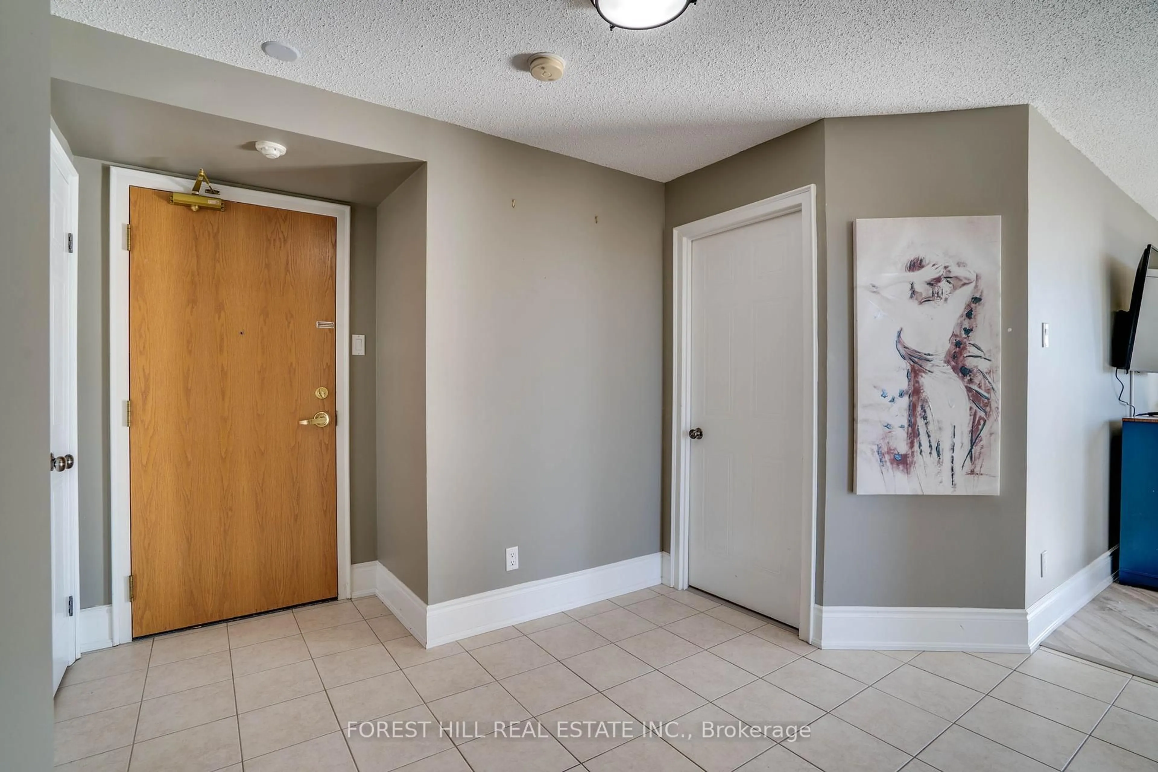 Indoor entryway for 75 Ellen St #410, Barrie Ontario L4N 7R6