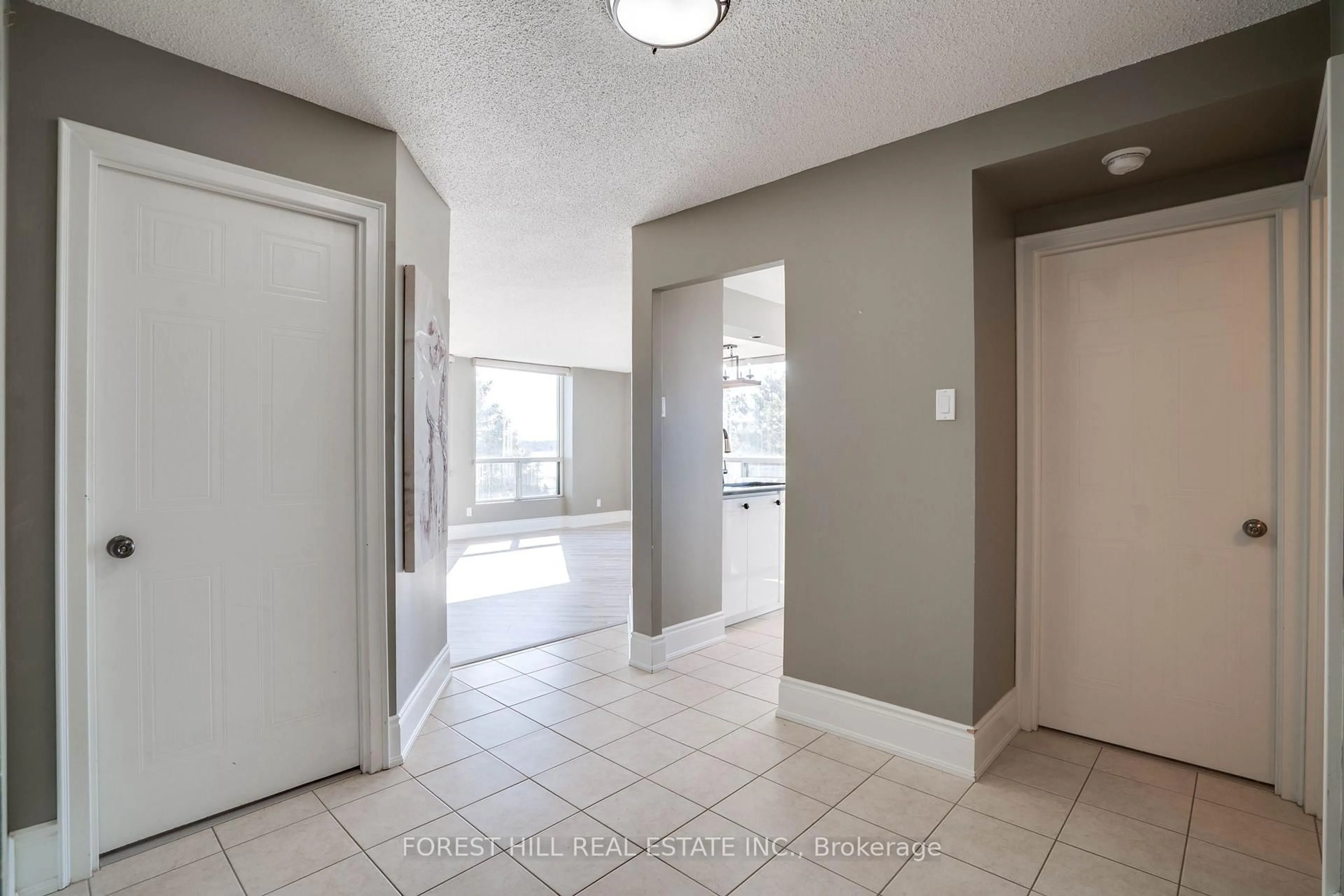 Indoor entryway for 75 Ellen St #410, Barrie Ontario L4N 7R6