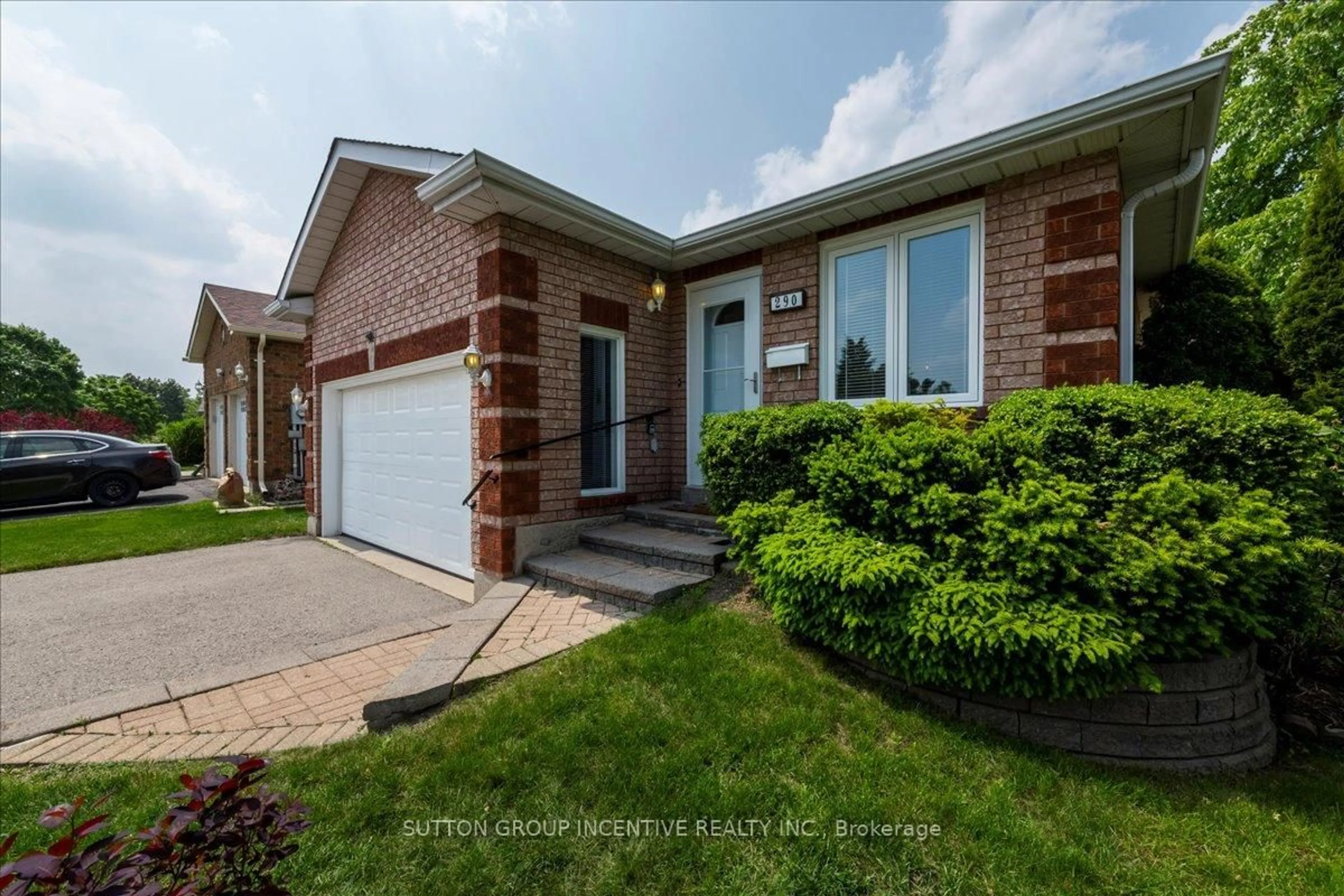 Home with brick exterior material, street for 290 Cundles Rd, Barrie Ontario L4N 7C9