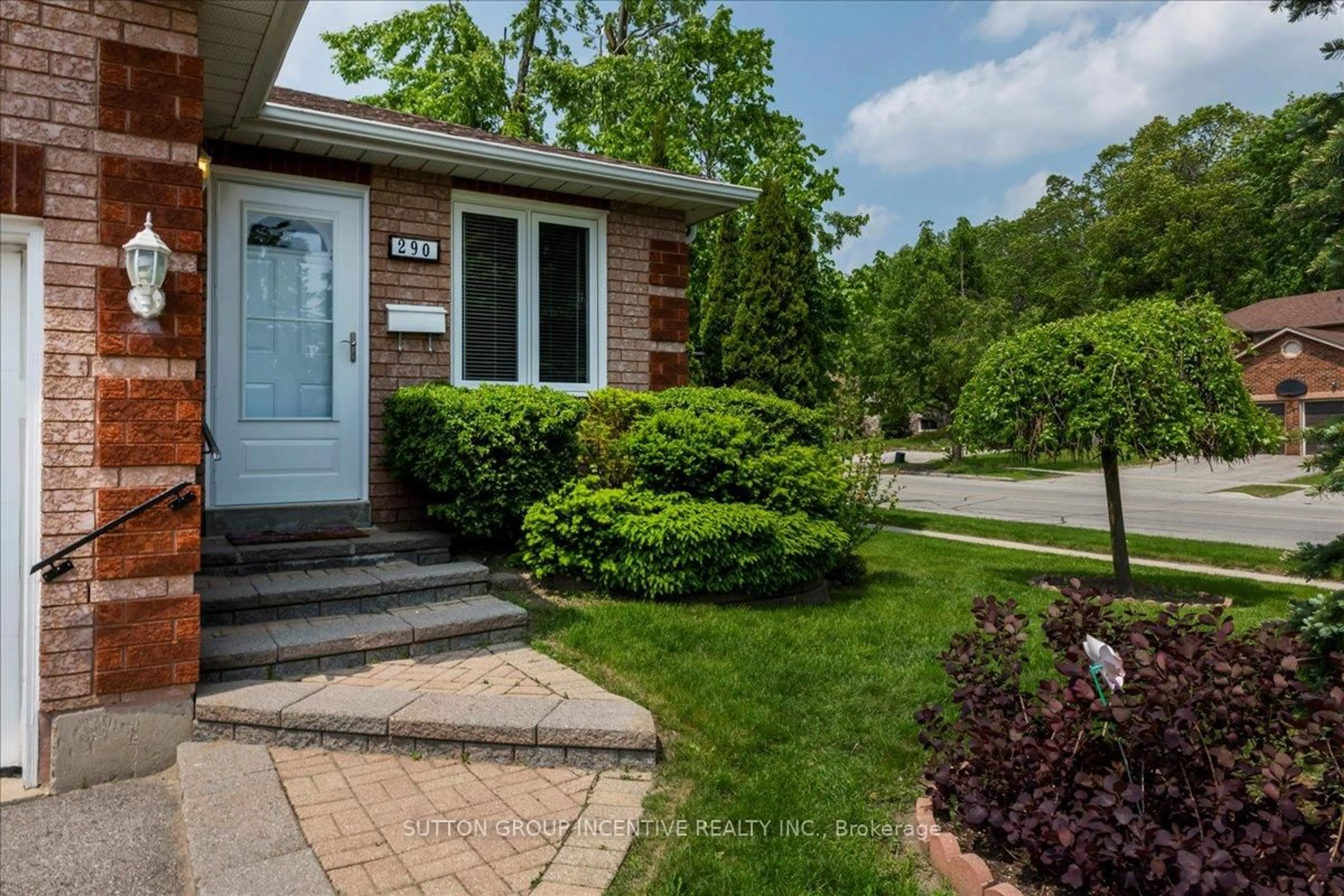 Home with brick exterior material, street for 290 Cundles Rd, Barrie Ontario L4N 7C9