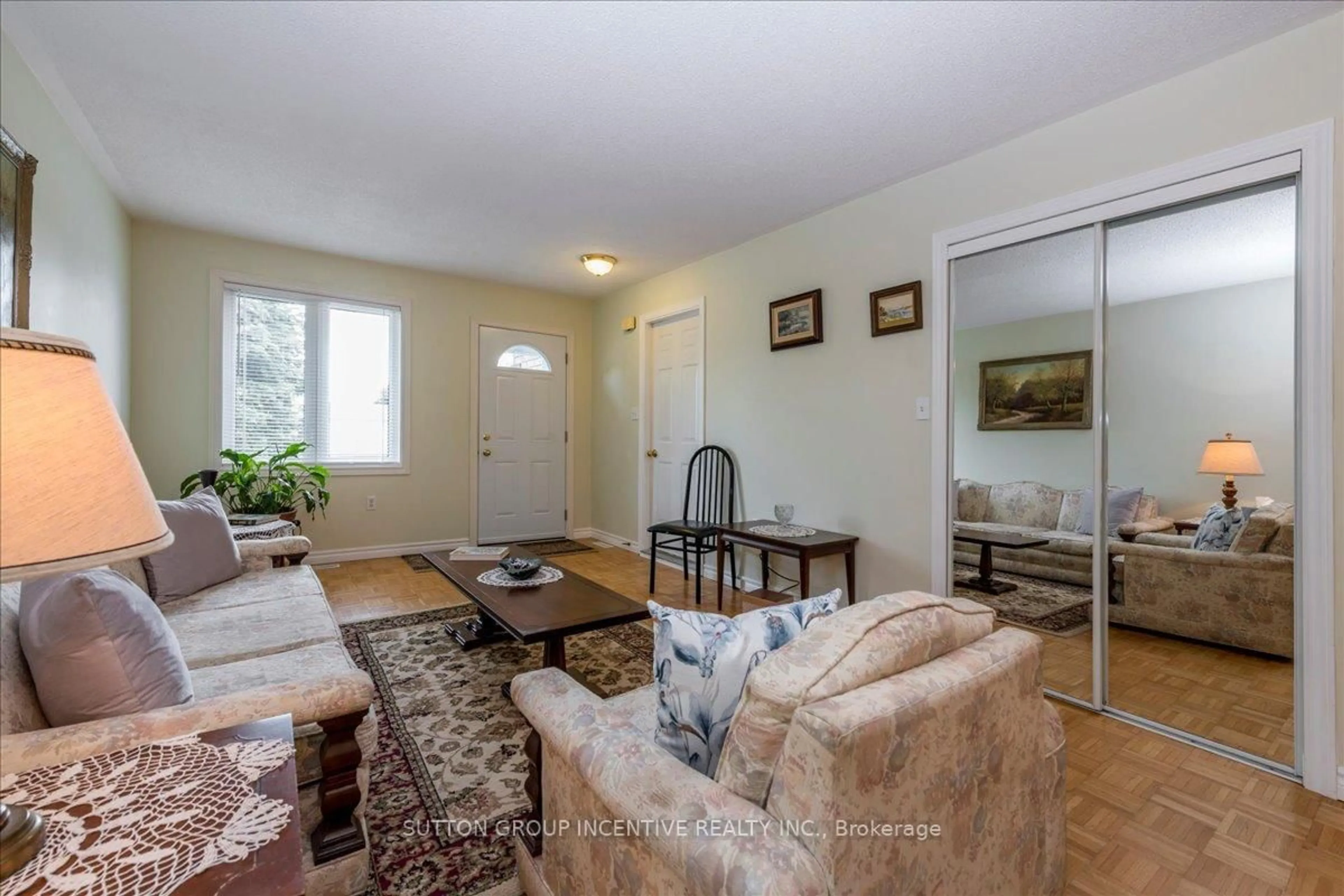 Living room with furniture, unknown for 290 Cundles Rd, Barrie Ontario L4N 7C9
