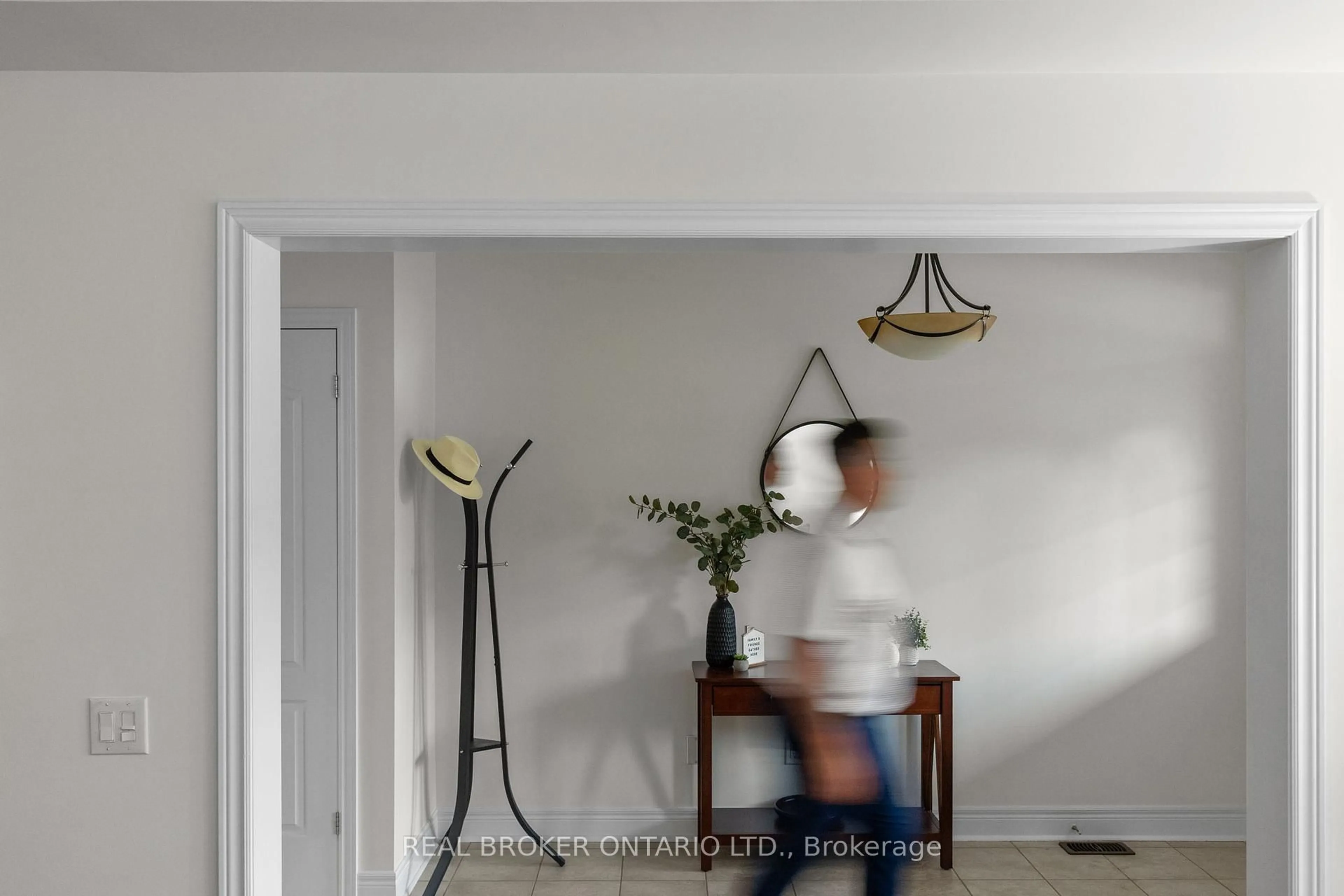 Indoor entryway for 33 Royal Park Blvd, Barrie Ontario L4N 6M8