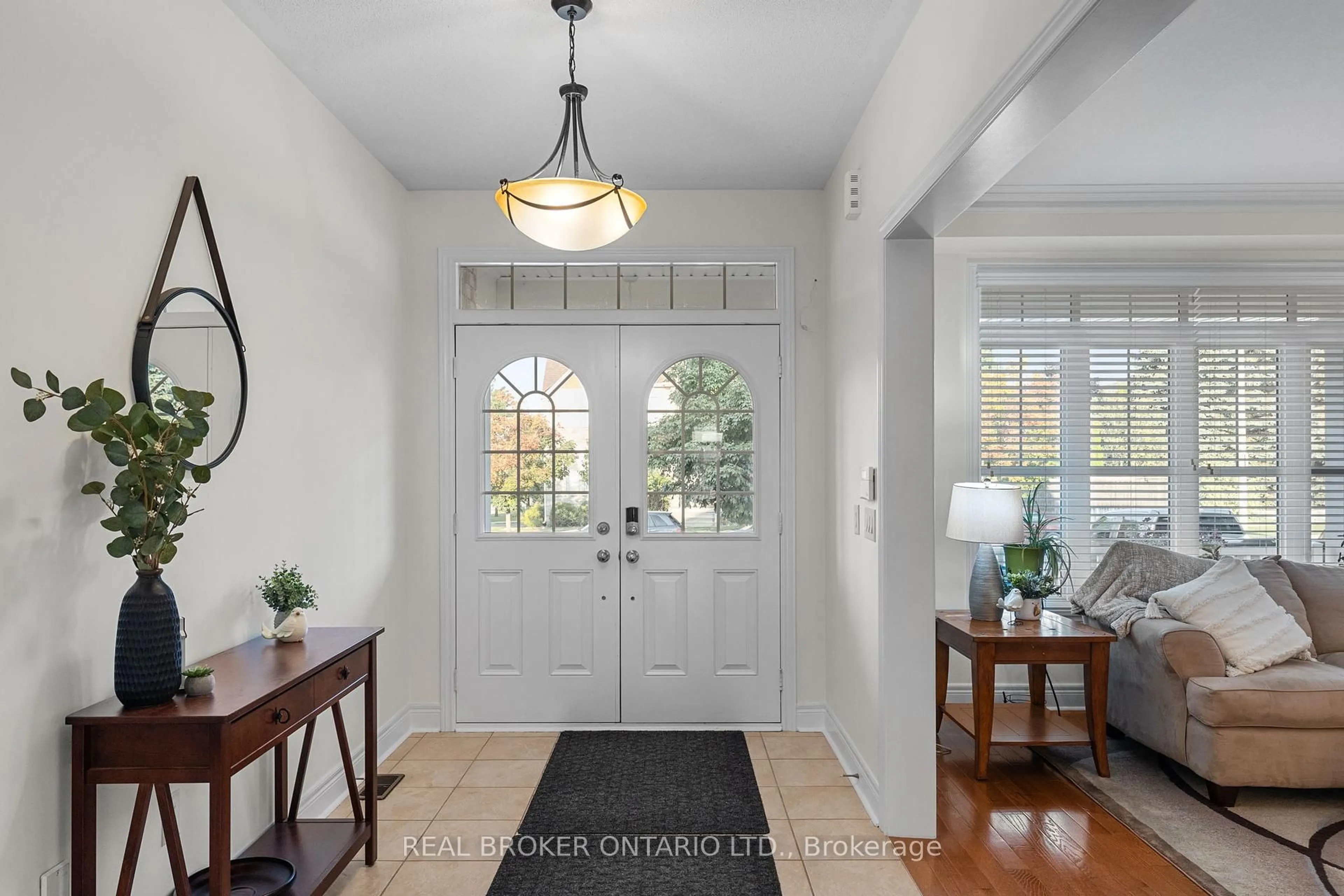 Indoor entryway for 33 Royal Park Blvd, Barrie Ontario L4N 6M8