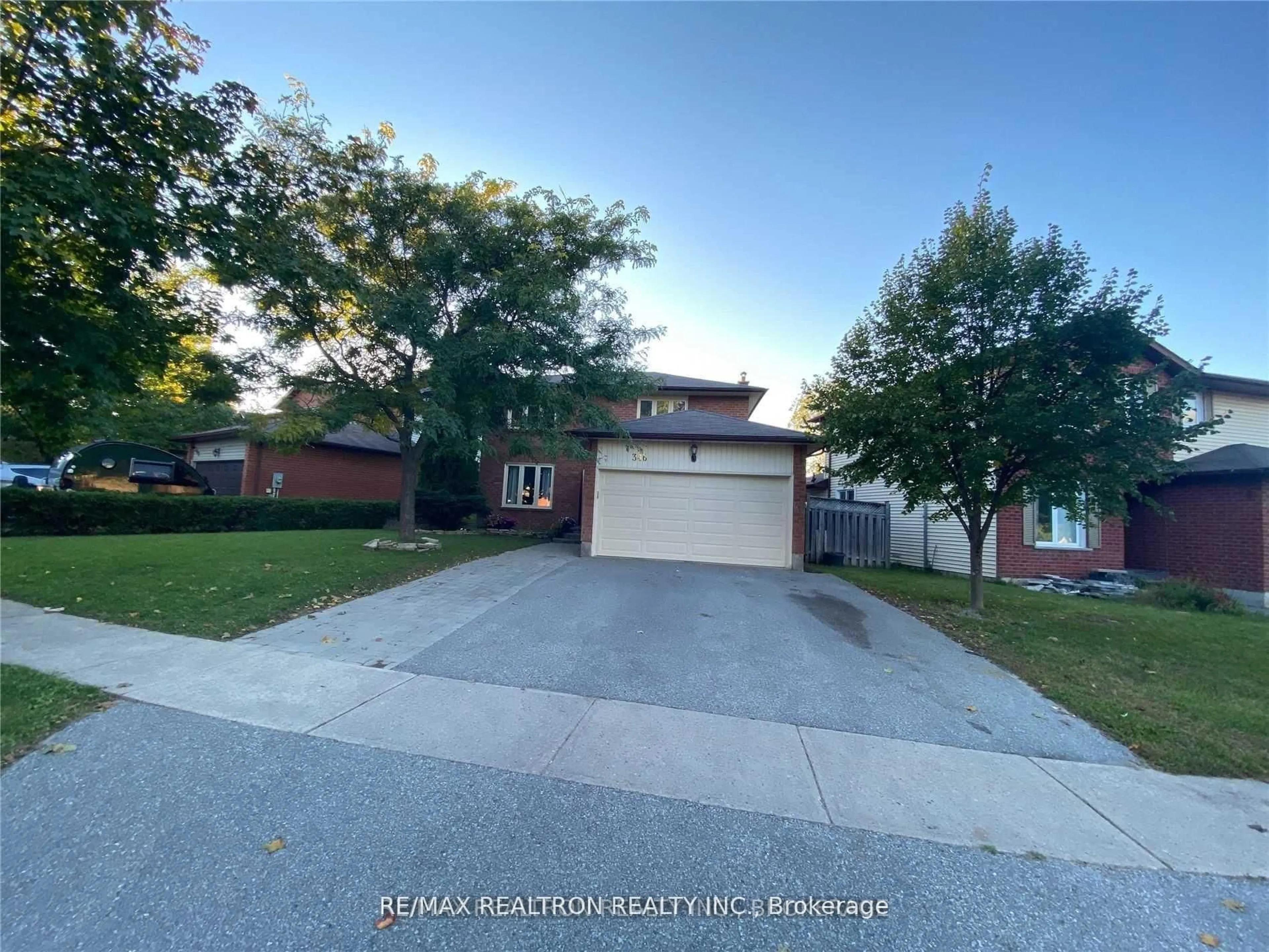 A pic from outside/outdoor area/front of a property/back of a property/a pic from drone, street for 346 Hickling Tr, Barrie Ontario L4M 6A4