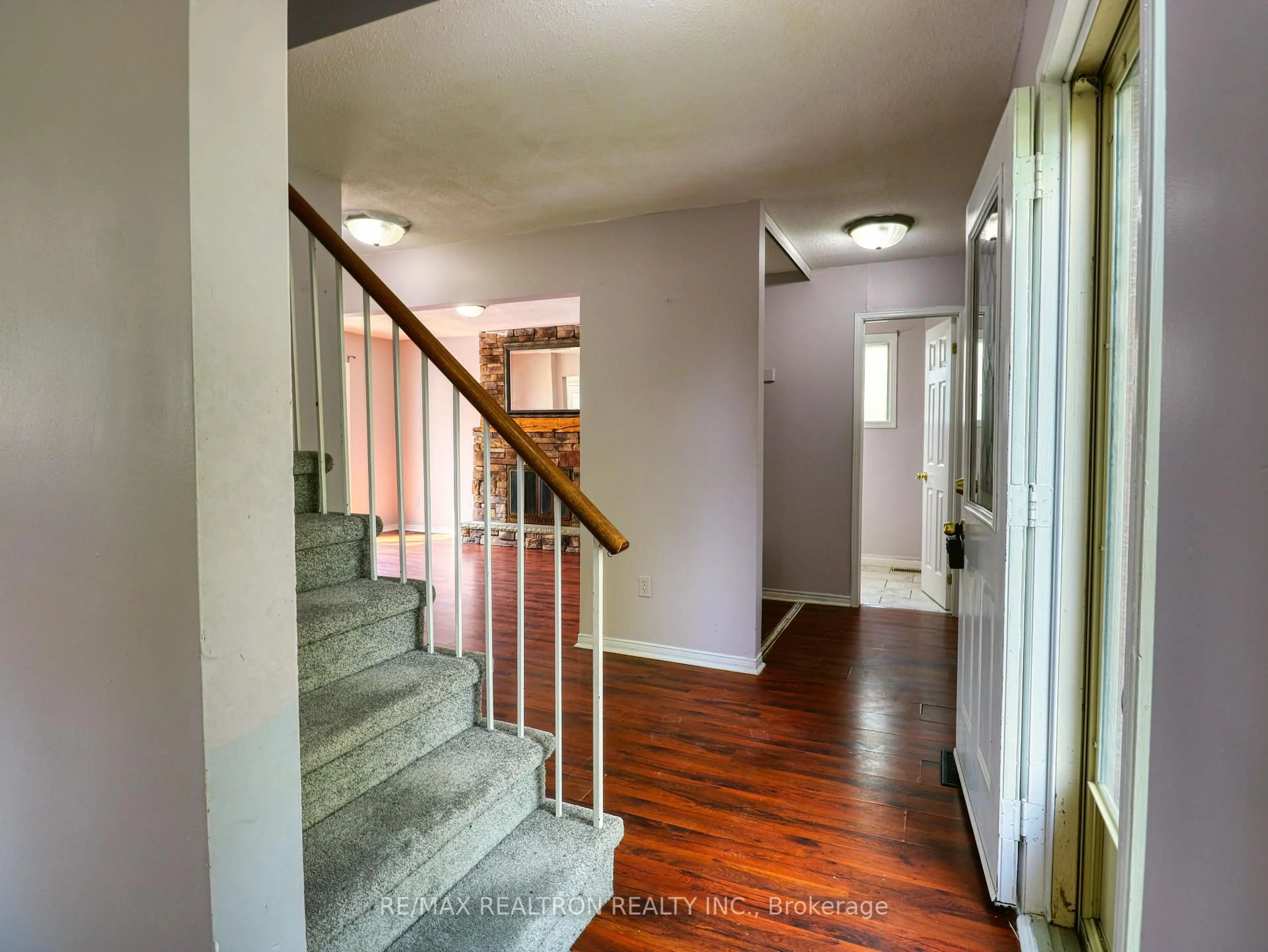 Indoor foyer for 346 Hickling Tr, Barrie Ontario L4M 6A4