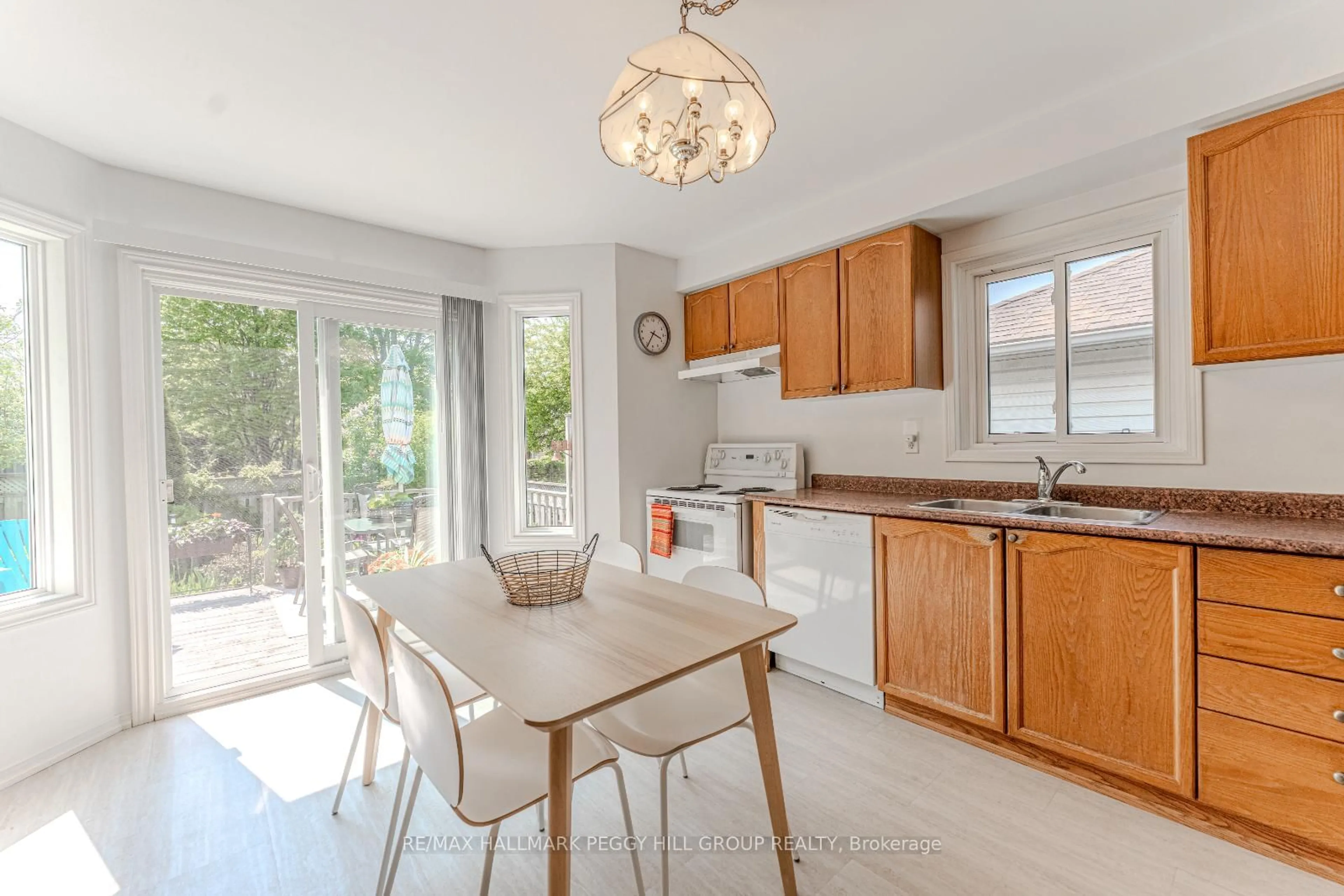 Open concept kitchen, ceramic/tile floor for 24 Nicholson Dr, Barrie Ontario L4N 8L7