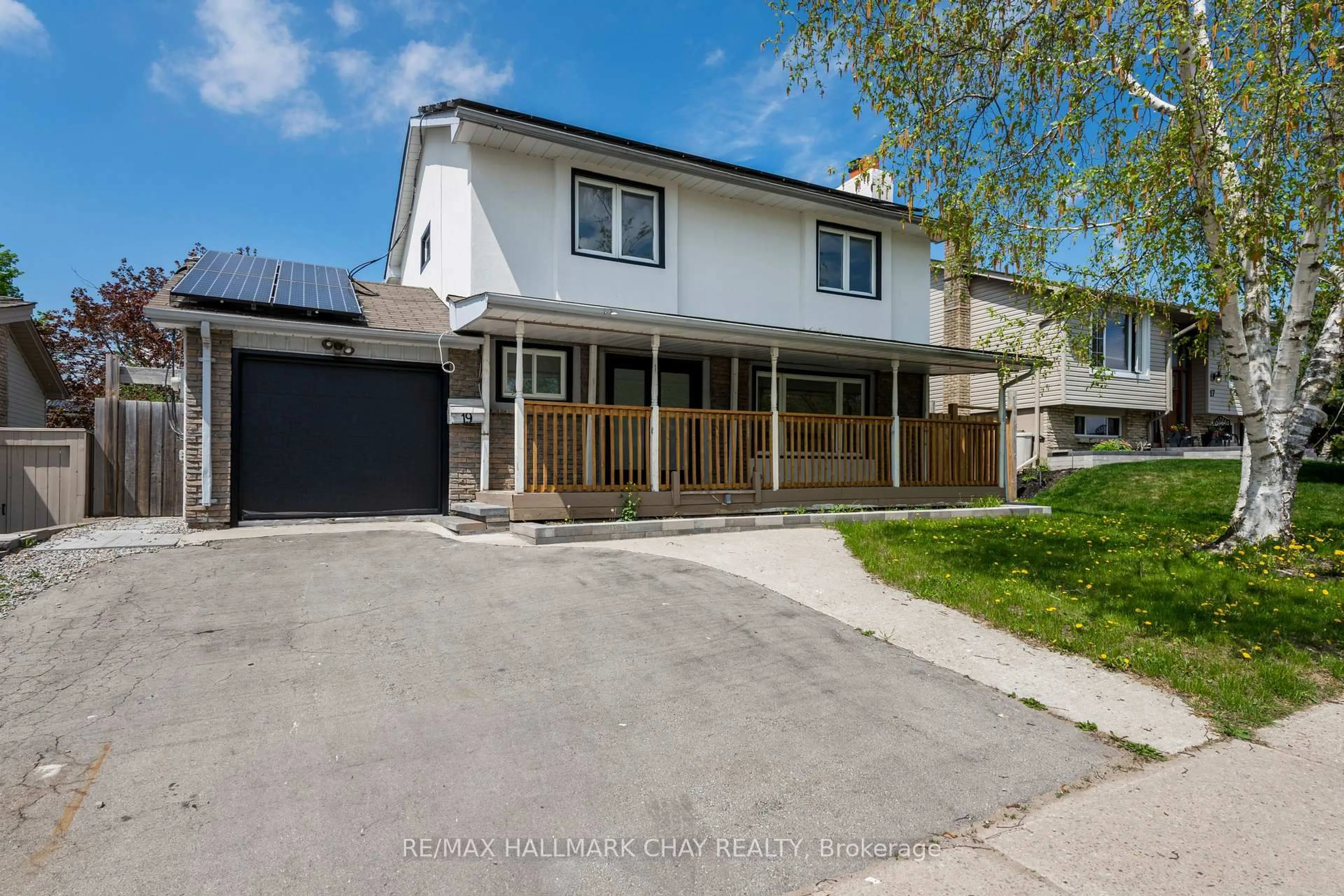 A pic from outside/outdoor area/front of a property/back of a property/a pic from drone, street for 19 Noam Dr, Barrie Ontario L4N 4N3
